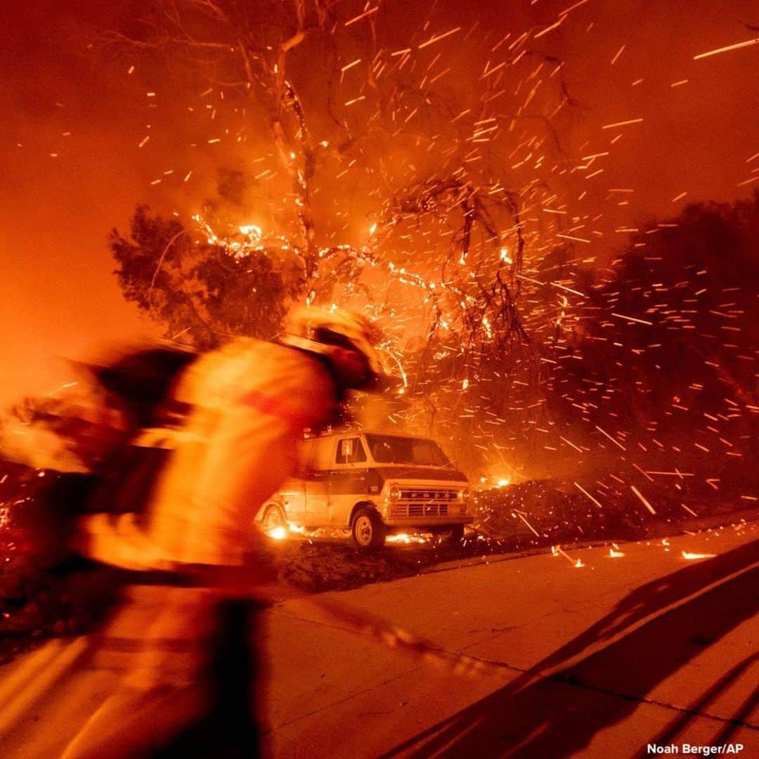 ABC Newsさんのインスタグラム写真 - (ABC NewsInstagram)「RAGING BLAZE: Man watches embers fly over his property, flames consume a vintage truck, and firefighters battling the Bond Fire haul a hose while working to save a home as the blaze burns through the Silverado community in Orange County, California. #bondfire #fire #california」12月4日 0時33分 - abcnews