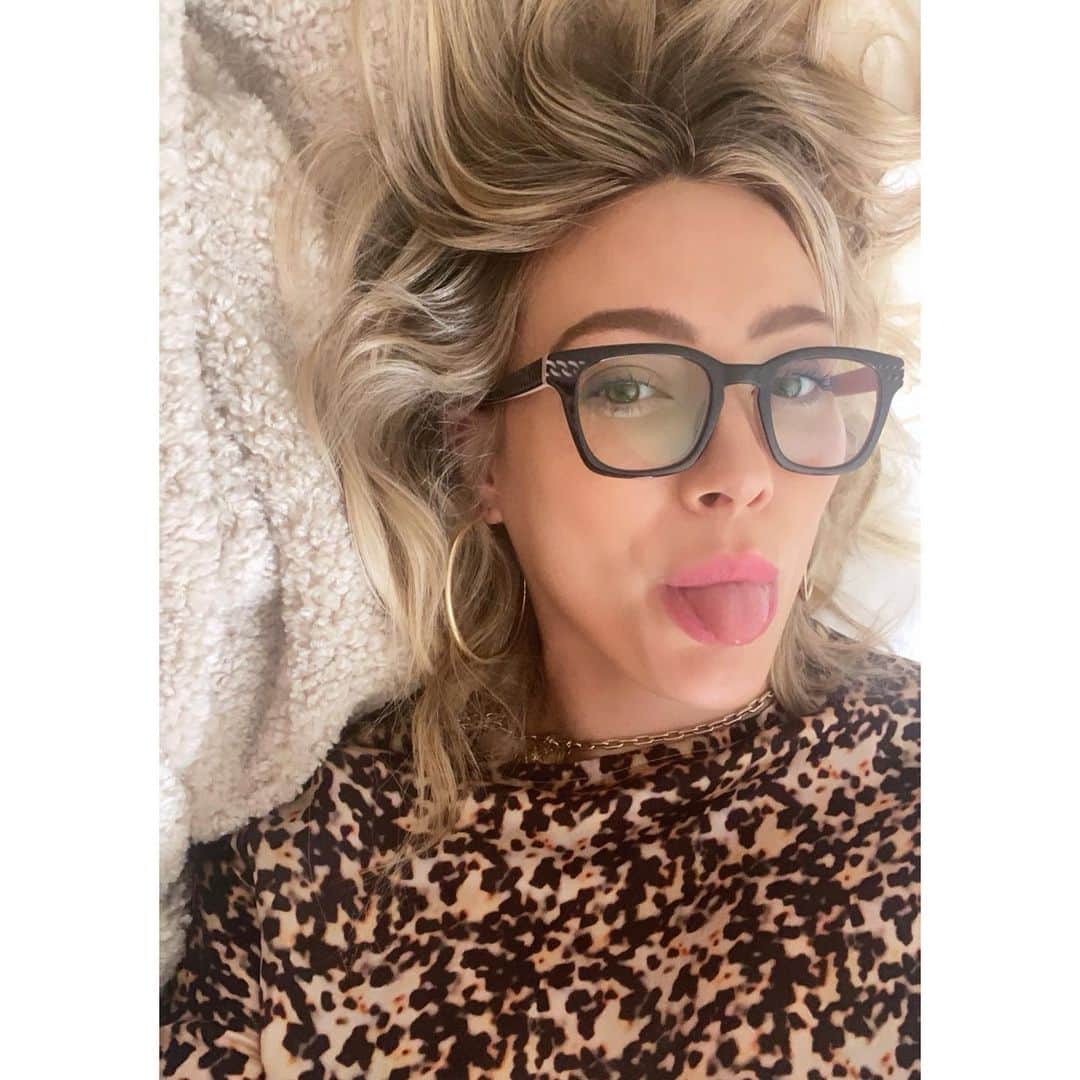 のインスタグラム：「Well today has already been a doozy. Banks spent half of the morning screaming and finding corners to hide in because she was scared of a moth fluttering around our house that I refused to kill. Luca procrastinated over a paper due this week about a 10ft alligator that was spotted on a Florida golf course that I could prob tell you more facts about than him...even after making him read it 25,000 times. The dog chewed a sneaker and dumped her whole water bowl on the kitchen floor... Matt sent me upstairs to take some breaths and I just decided to change the version of this day. We are all together. We have a house to be loud and make memories in. Banks learned the word moth and found a few new great hiding places for hide and seek. Luca lost some iPad privileges which means more of us getting his beautiful blue eyes looking at us and Winnie... well that’s just a lesson in patience.... being cute helps that one ♥️also my hair color looks great lol and I am wearing the Alice from a beautiful collection of @glassesusa frames I got to design! Have a good one guys! And if needed, just change the narrative. #MusexHilaryDuff #GlassesUSA #GlassesUSAPartner」