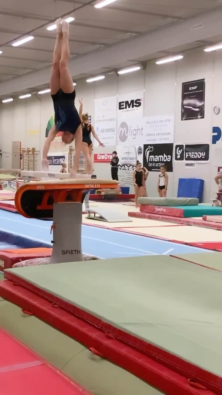 バネッサ・フェラーリのインスタグラム：「UNSTOPPABLE✋🚫✈️  #vanessaferrari #gymnastics #ginnasticaartistica #fly #gym #workout」