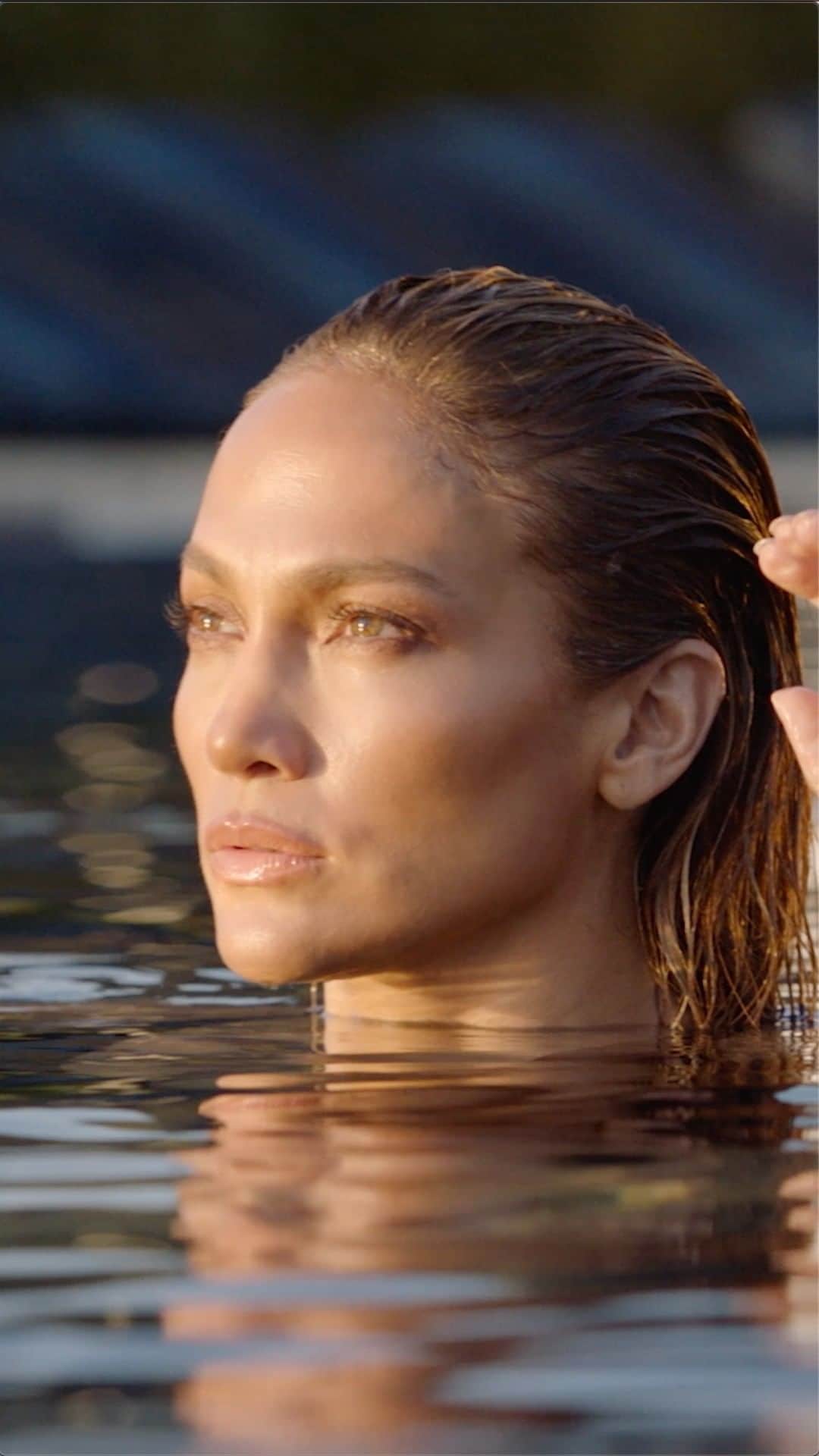 のインスタグラム：「Raise your hand if you’d do just about anything for @jlo’s glow 🙋🏽‍♂️🙋🏿‍♀️🙋🏻‍♀️ No need to look any further than @jlobeauty 🤩 Get it at Sephora on January 14, 2021. #JLOBEAUTY」