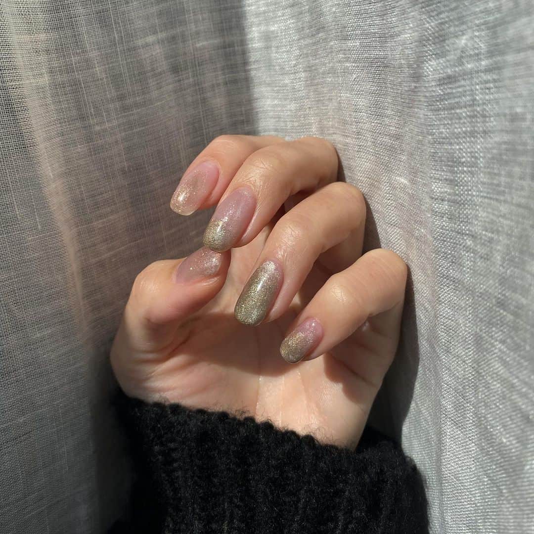 水野里砂のインスタグラム：「昨日instaライブ中にやってもらったnew nail✨ かおたん( @kaho_by_dlaw.lapilie )ありがとう💓  きらきらというオーダーでばっちり可愛くしてくれました〜 うーん、たまらん🤤  ゆるゆるライブご視聴いただきありがとうございました😂♡みなさんとても優しいからまたやろうと思えました💓  #riririart」