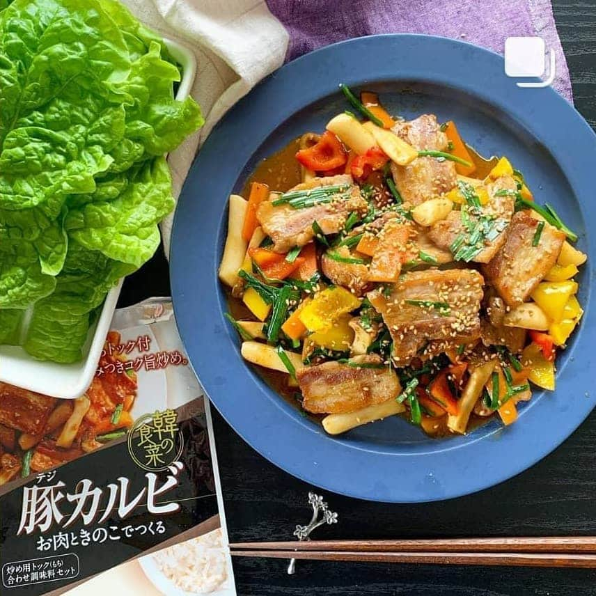 韓の食菜さんのインスタグラム写真 - (韓の食菜Instagram)「. akt3317さんが「韓の食菜 豚カルビ」で作ったベジおかずを投稿してくださいました。サンチュで巻いて食べる豚カルビ♪野菜がたっぷり摂れそうですね！ @moranbong_official @hannoshokusai  ********************************  akt3317 豚カルビで週末ごはん 2020/04/25(Sat) ・ こんにちは☀︎ ・ レシピブログ/フーディーテーブル様からモニタープレゼントしていただいた「モランボン　韓の食菜　豚カルビ」をお試しさせて頂きました ・ 豚バラ肉とお好みの野菜を用意するだけ 本格的な豚カルビがとっても簡単に出来ました ・ 私はエリンギ、人参、パプリカとニラを入れ、仕上げにごまをぱらぱら ・ ビタミンカラーで食卓も明るく サンチュで巻いたり、白ごはんに乗せたり、それぞれお好みの食べ方で楽しむのもいいですね お箸がすすむ甘辛味が絡んだトッポギがたまりません（笑） ・ お子さんでも作れる手軽さ まだまだ続くおうち時間におすすめです ・ 「モランボン×フーディーテーブル」のモニターコラボ広告企画に参加しています」12月4日 11時29分 - hannoshokusai