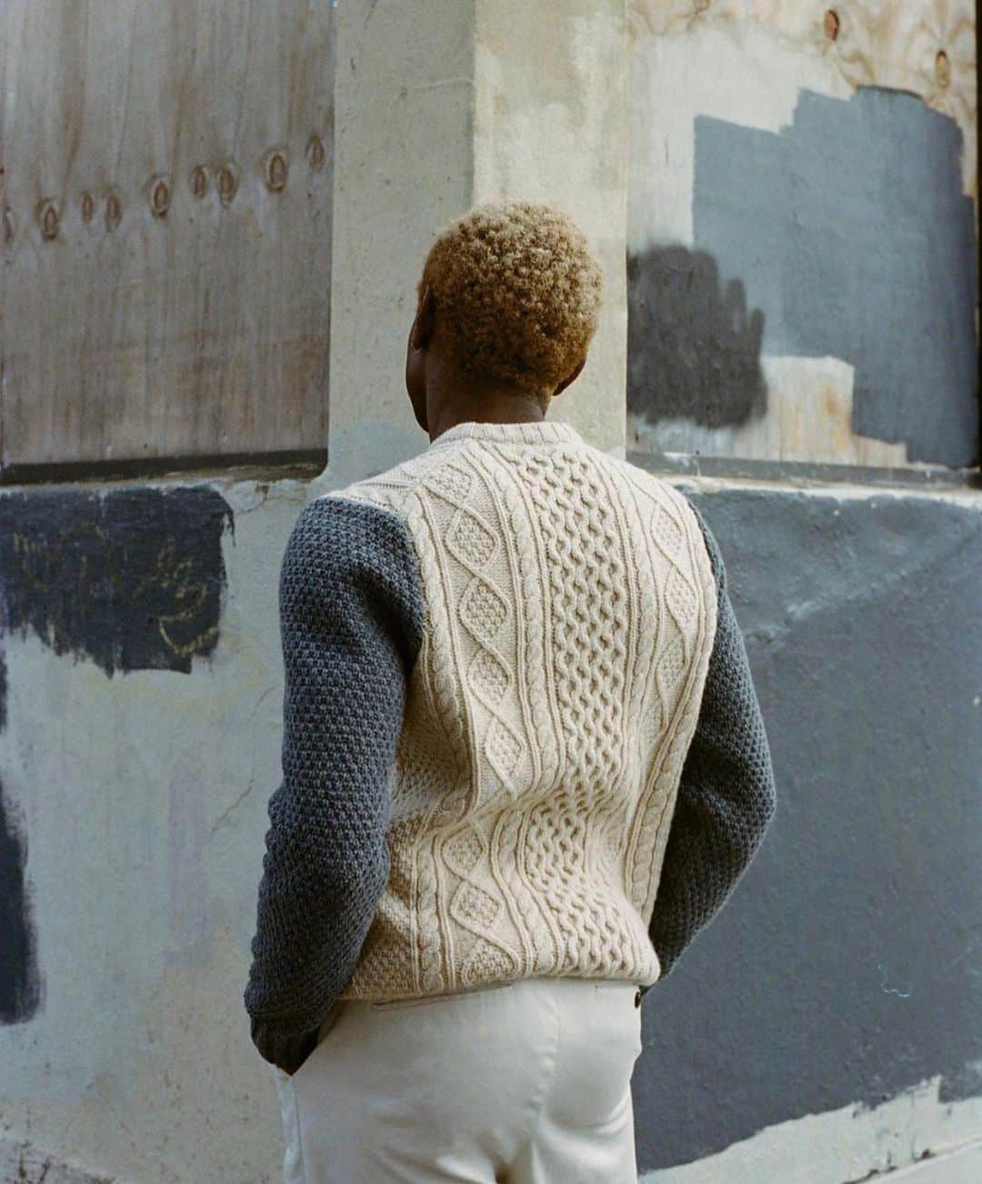 トッドスナイダーさんのインスタグラム写真 - (トッドスナイダーInstagram)「COLORBLOCK CABLE ⛓ the perfect sweater styled by @okdeon ⏫ Tap the post to find out more ⏫ #toddsnyder #fallfashion #sweaterweather #cableknit #colorblock」12月4日 11時23分 - toddsnyderny