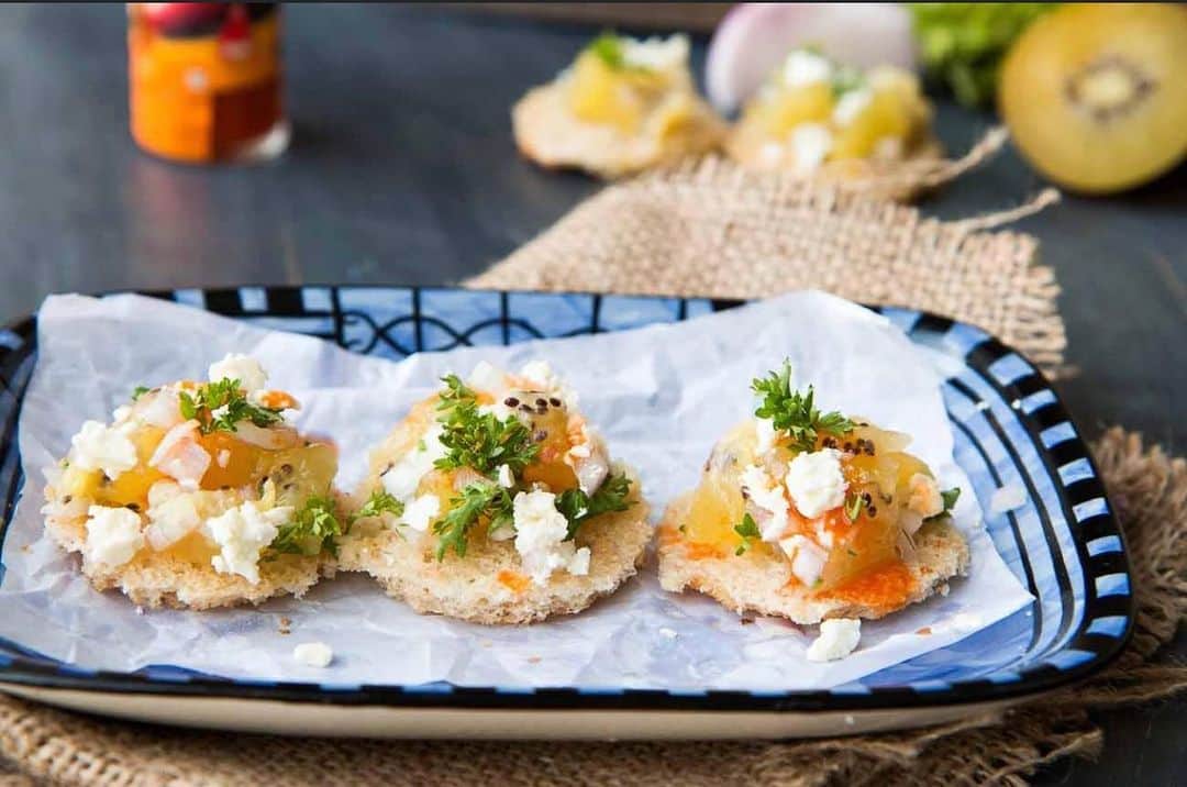 Archana's Kitchenさんのインスタグラム写真 - (Archana's KitchenInstagram)「Spicy Kiwifruit Salsa & Feta Toasties Recipe is a delicious recipe that you can make for your breakfast Or can be a great party appetiser too!  Get the recipe from the smart.bio link in my profile @archanaskitchen . . . . . #recipes #easyrecipes #breakfast #Indianbreakfast #archanaskitchen #healthylifestyle #eating #highprotein #breakfastclub #cheesetoast #cheesechilli #Cheesechillitoast #homemadefood #eatfit #cooking #food #healthyrecipes #foodphotography #recipeoftheday #comfortfood #deliciousfood #delicious #instayum #food」12月4日 11時23分 - archanaskitchen