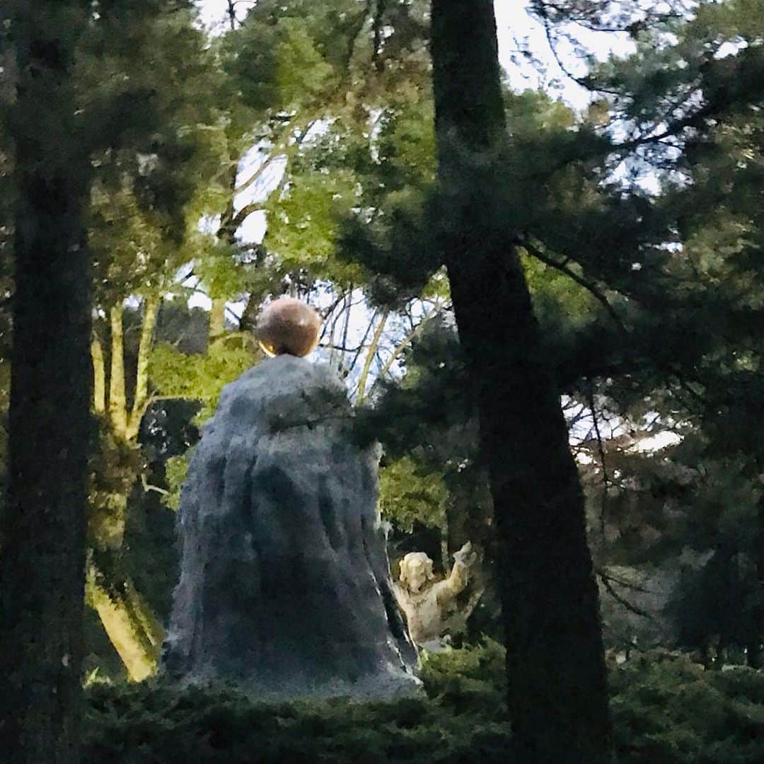 のインスタグラム：「出雲の神秘な世界✨✨  出雲大社と出雲教 命主社  神々しい月の光🌕✨  たくさんの神様にご挨拶させていただきました👏👏👏👏🙏 この旅はまだ続きます  #神在月 #出雲大社 #出雲教 #命主社 #満月」