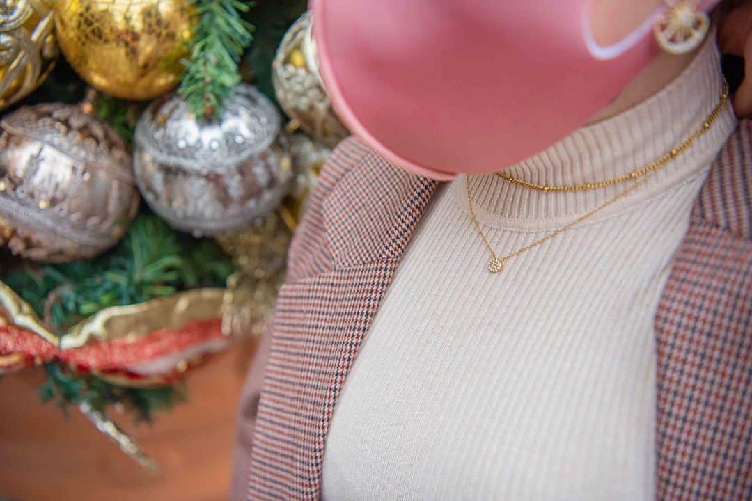 Kahoさんのインスタグラム写真 - (KahoInstagram)「. . . ディズニーシーの中の 小さなニューヨーク🗽  このエリア、お店の外観も電灯も 全てがカッコ良く見えるよね🤔✨  このセットアップ買った時から トナカイのイヤーハットに合わせたいと思ってたから クリスマスのうちに行けてよかった〜🥺✨✨  jacket: @heather_love_official  skirt: @heather_love_official  necklace: @marcmirren  #disneygram #instadisney#disneyfan #disneyphoto #disneypic #tokyodisneysea #disneyseatokyo#disneyphotography #disneylove #disneyside #disneychristmas #christmas #japan_of_insta #petrel_jp #monun_cute #japan_daytime_view #japan_gallery #disneybound #disneybounding #disneyootd #disneyoutfit #disneyoutfits   #marcmirren #detailsbymm #マークミレン #北欧ジュエリー #ディズニーストア #ディズニーコーデ #ディズニーコーデ冬 #クリスマスバウンド  ネックレスは15%offになるコードを頂きました♡(kah05disney15)クリスマスキャンペーン中みたいなので見てみてね🎄」12月4日 11時26分 - kah05disney