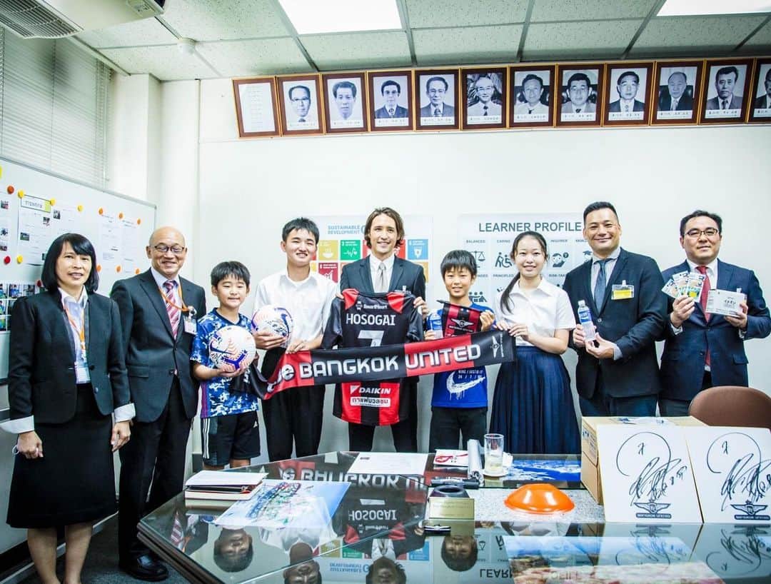 細貝萌さんのインスタグラム写真 - (細貝萌Instagram)「昨日、2200人以上の生徒がいるバンコク日本人学校を訪問し、サッカーボールを各クラスに1球ずつ、計100球を寄贈させて頂きました⚽️ このサッカーボールを使って少しでも子ども達が楽しめる機会が増えればと思っています！！😉  Otsuka Nutraceutical Thailand(@pocarisweatth)様からはポカリスエットを、NICHIBAN THAILAND(@nichiban.th)様からは文房具と絆創膏のケアリーヴを提供していただき、一緒に全員の子どもたちに寄贈させて頂きました❗️ ご協力いただきありがとうございました☺️  #pocarithailand#pocarisweat#ポカリスエット#nichibanthailand #nichiban#ニチバン #nike#バンコク日本人学校#truebangkokunited#bangkokunited」12月4日 9時55分 - hajime_hosogai_official