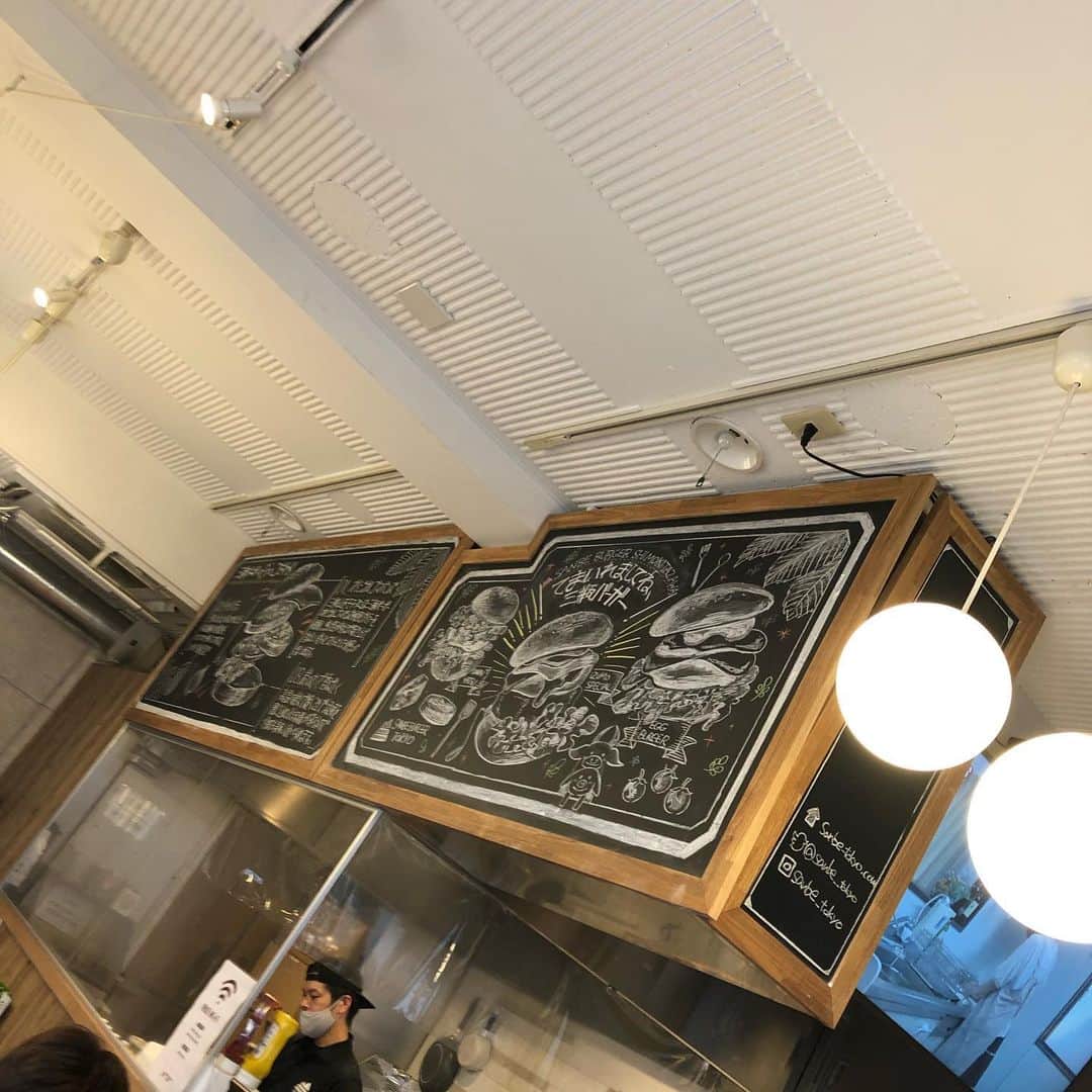 世手子さんのインスタグラム写真 - (世手子Instagram)「Go out to Shimokitazawa station with asphalt sneakers🥾✨ Eat Sambe Burger for a fashionable lunch🍔🍟 My son is in a good mood👦ww @sanbe_tokyo #三瓶バーガートーキョー へ行ってきました(^_^) 家でずっと #レコーディング 準備作業してると #寿司太郎 が元気いっぱいすぎて部屋を壊されそうで💦 お出かけ！ ひっさしぶりの #下北沢 (ﾟ∀ﾟ) @asfvltjapan #アスファルトスニーカー で履いて #オシャレランチ 🥤 #三瓶バーガー は #島根県 の #ご当地グルメ (〃ω〃) #出雲スペシャル 食べたよ(^_^*) #モッツァレラチーズ と #プロボローネ の2種類のチーズがのってて美味しい過ぎました✨✨ #柚香ソーダ と #ハンバーガー で大満足⭐️ 息子もご機嫌でよかったw さ！今日もがんばる(*´ω`*) #東京 #下北沢 #グルメ #カフェ #pr  #asagakeで体験  @asagakecom」12月4日 9時59分 - rojide
