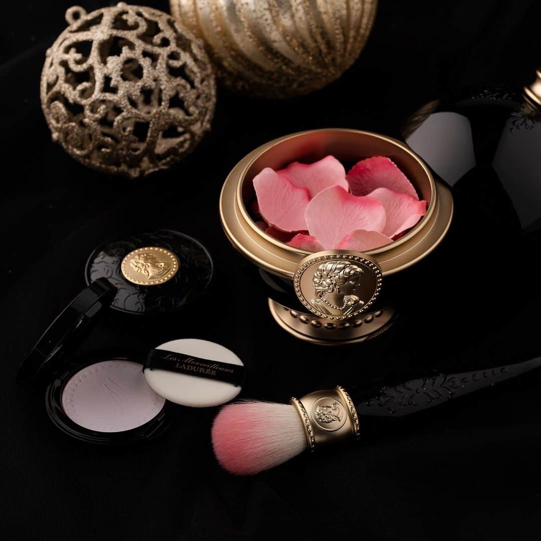 Les Merveilleuses LADURÉEのインスタグラム：「2020 HOLIDAY COLLECTION⠀ 12月4日(金)　本日発売！⠀ ⠀ いよいよ本日より、レ・メルヴェイユーズ ラデュレの⠀ ホリデーコレクションが発売です。⠀ ⠀ 今季のコレクションは、ブランドの象徴であるエレガントなカメオをアクセントに⠀ 漆黒のパッケージに身を包みます。⠀ ⠀ フェイス カラー ローズ ラデュレ リミテッドは、⠀ 優しい2色のピンクカラーがメルヴェイユーズの頬のように⠀ 特別なシーズンにふさわしい、女性らしく透明感のある血色感を与えます。⠀ ⠀ イルミネイティング プレスト パウダーは、⠀ 柔らかなラベンダーカラーのフェイスパウダーで、⠀ 赤味、黄味を整え“頬化粧”を引き立てる、透き通るような白い肌に仕上げます。⠀ ⠀ ＜全て数量限定品＞⠀ ◆フェイス カラー ローズ ラデュレ リミテッド<チークカラー> 7,700円(税込)⠀ ◆リミテッド エディション ポット フォー フェイスカラー ローズ ラデュレ3,300円(税込)⠀ ◆リミテッド チーク ブラッシュ 6,600円(税込)⠀ ◆イルミネイティング プレスト パウダー 4,400円(税込)⠀ ⠀ オンラインショップでもお求めいただけます。⠀ 詳細は公式サイトをご覧ください。⠀ ⠀ #lesmerveilleusesladurée #laduree #lmladuree #ladureemakeup #レメルヴェイユーズラデュレ #メルヴェイユーズ #ラデュレ #ラデュレコスメ #チーク #cheek #クリスマス #クリスマスコフレ #ホリデーコレクション #holidaycollection #冬コスメ #花びらチーク　#限定品 #クリスマスコフレ2020 #クリスマスプレゼント #ギフト #自分へのご褒美 #ローズラデュレ #リミテッドエディションローズラデュレ #イルミネイティングパウダー #花弁チーク」