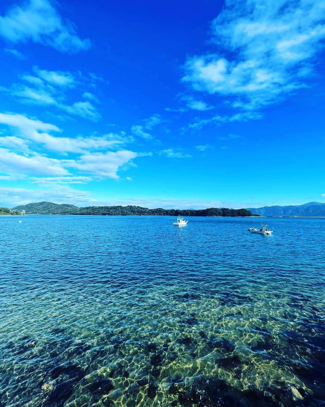谷川じゅんじのインスタグラム：「Autumn sea, autumn mountains.  晩秋の敦賀は陽射し暖か風たおやか。#tsuruga #beautifulseasides #goodvibesonly #beautifulcountryside #thisisjapan」