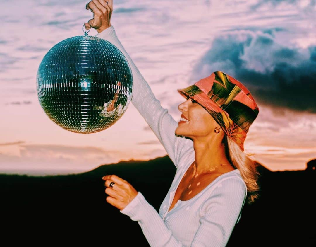 Amanda Kutakaさんのインスタグラム写真 - (Amanda KutakaInstagram)「The raddest outdoor party you can find these days...on a hill...with a disco ball...and of course, some flowers. W/ @hayleehoku」12月4日 10時07分 - lovekimiko