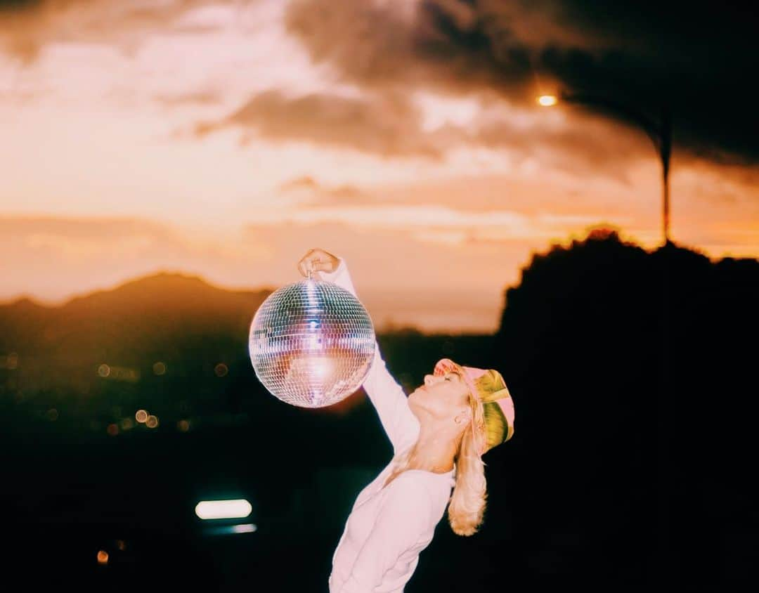 Amanda Kutakaさんのインスタグラム写真 - (Amanda KutakaInstagram)「The raddest outdoor party you can find these days...on a hill...with a disco ball...and of course, some flowers. W/ @hayleehoku」12月4日 10時07分 - lovekimiko