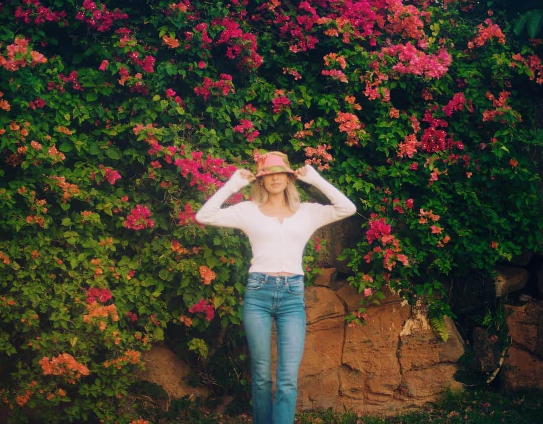 Amanda Kutakaさんのインスタグラム写真 - (Amanda KutakaInstagram)「The raddest outdoor party you can find these days...on a hill...with a disco ball...and of course, some flowers. W/ @hayleehoku」12月4日 10時07分 - lovekimiko