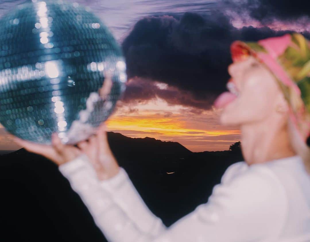 Amanda Kutakaさんのインスタグラム写真 - (Amanda KutakaInstagram)「The raddest outdoor party you can find these days...on a hill...with a disco ball...and of course, some flowers. W/ @hayleehoku」12月4日 10時07分 - lovekimiko