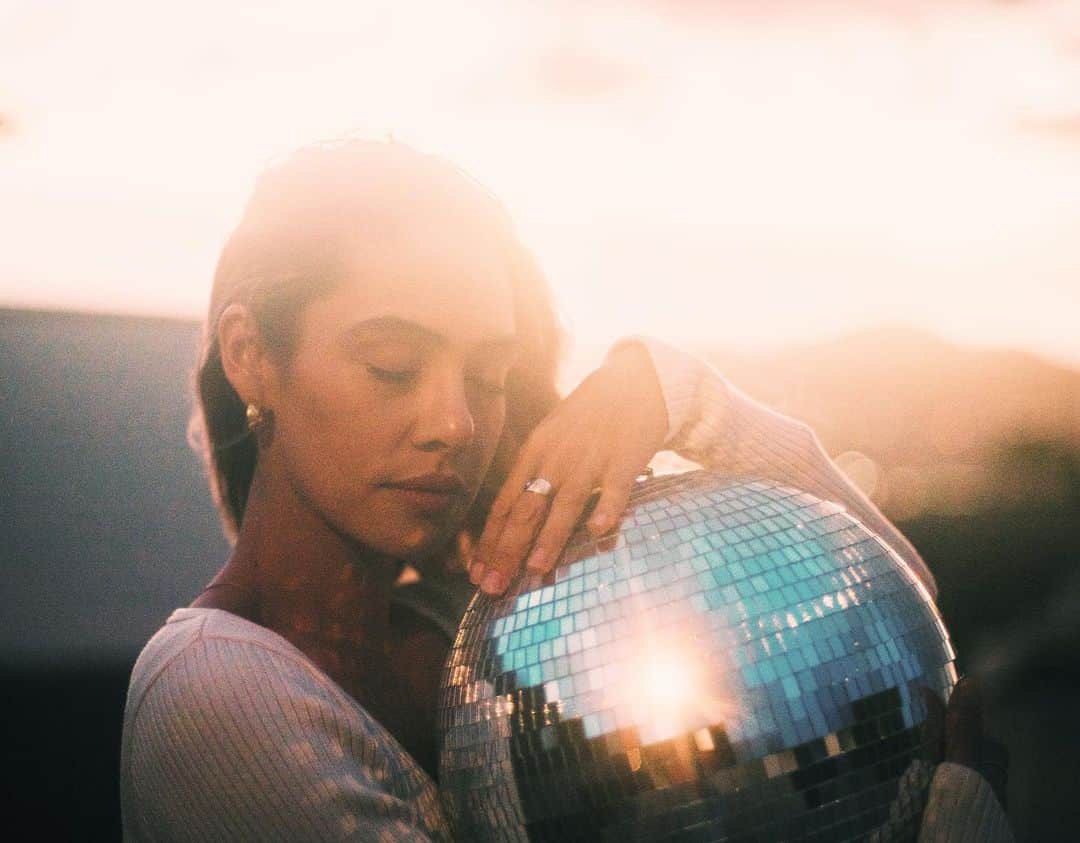 Amanda Kutakaのインスタグラム：「The raddest outdoor party you can find these days...on a hill...with a disco ball...and of course, some flowers. W/ @hayleehoku」