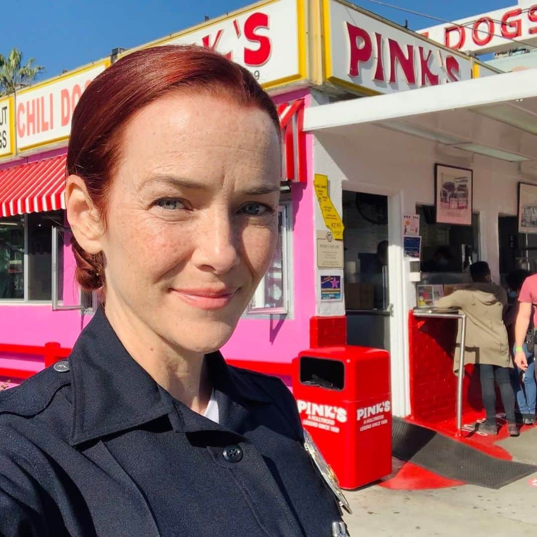 アニー・ワーシングのインスタグラム：「Officer Brasher reporting for duty! 👮‍♀️🚔🚨 @boschamazon  #TheBisBack! @michaelconnellybooks @tituswelliverofficial #Bosch #JuliaBrasher #Brasher @wellivert」