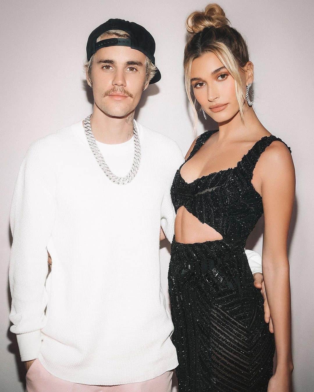 Just Jaredさんのインスタグラム写真 - (Just JaredInstagram)「Justin and Hailey Bieber are both slamming a “Jelena” fan who told people to bombard the couple with “Selena is better” comments. Tap this photo at the LINK IN BIO to see how they responded. #JustinBieber #HaileyBieber Photo: Backgrid」12月4日 10時13分 - justjared