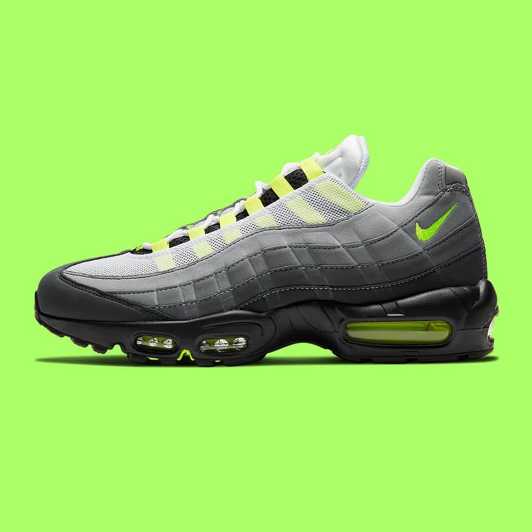HYPEBEASTさんのインスタグラム写真 - (HYPEBEASTInstagram)「@hypebeastkicks: The @nike Air Max 95 "Neon" is making another return. Originally released in 1995, this true-to-the-original re-release is equipped with all the nostalgic features we've grown to love from the fading uppers centered around wavy anatomy-inspired side panels to the multiple dashes of neon present on the eyelets, small heel Swoosh, and circular tongue badge. Down below, black EVA foam midsoles hold neon green Air Max cushioning units in heel and forefoot alike. Outsoles complete with OG “Neon” PSI markings to finalize the look. Pick up a pair on December 17 for $180 USD.⁠⠀ Photo: Nike」12月4日 10時13分 - hypebeast