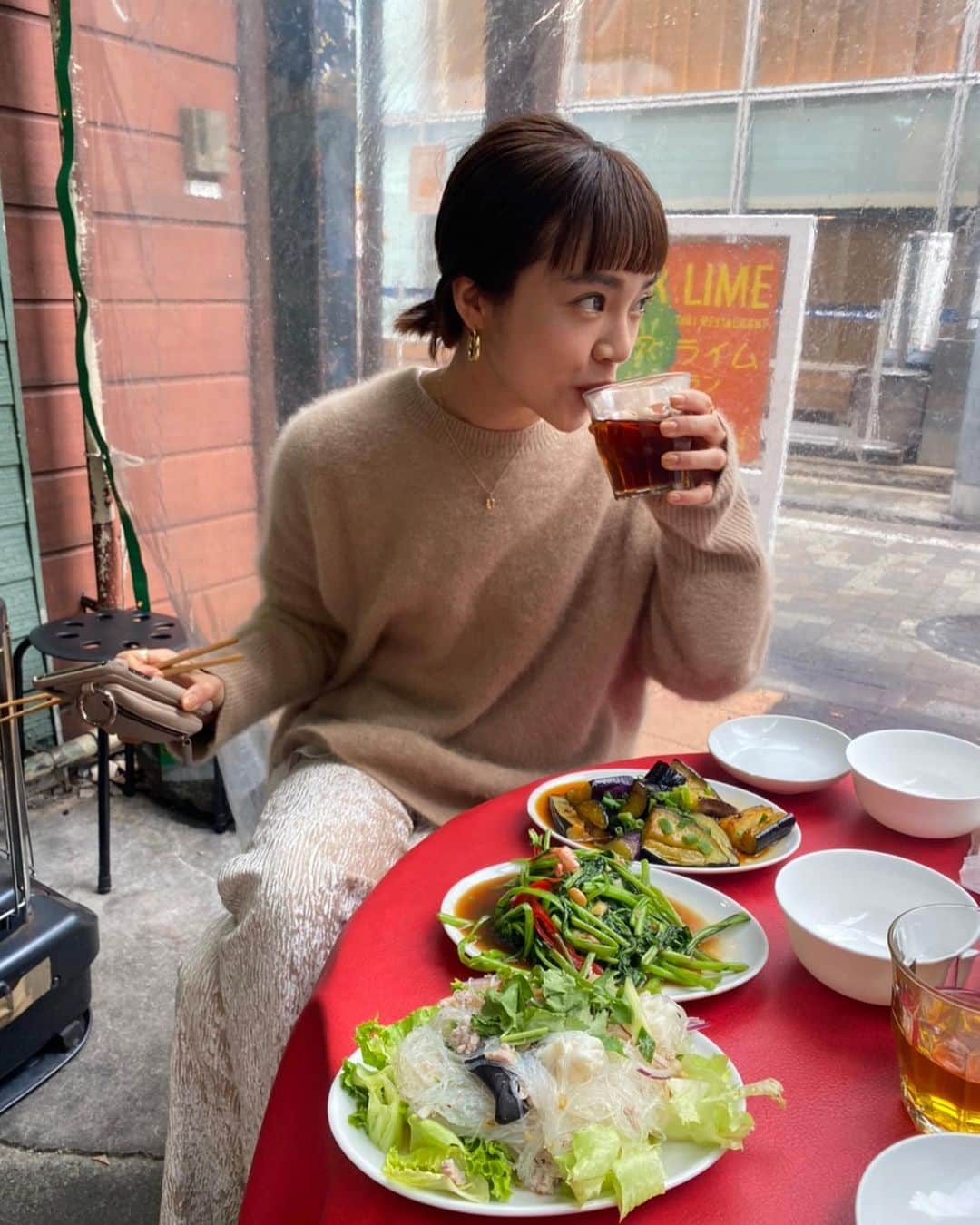 春名亜美さんのインスタグラム写真 - (春名亜美Instagram)「@mami_ishioka が絶賛していた#チャオバンブー🥢 憧れだった#チャオバンブー ついにおまみに連れてってもらいました❤️  美味しすぎてひっくり返りそうになって、お料理台無しにするとこだった😉  いや〜ほんっっっとに美味しかった！！  お腹いっぱい食べた後、めちゃくちゃお洒落なカフェに移動して、めちゃくちゃ可愛いカフェラテアートのハートのど真ん中に砂糖を突き刺したおまみ。 #そういうとこ好き   最後は私の悩み相談みたいなのにものってもらって、結果やっぱり全然時間足りなかった😄  食べるのと喋るのに必死すぎて、可愛い可愛いおまみの写真がこれしかなかった🙃  ちなみに、おまみは私のソロ写真を30枚くらい撮ってくれてたけど、あれどうするんかな」12月4日 10時14分 - amiharunaami