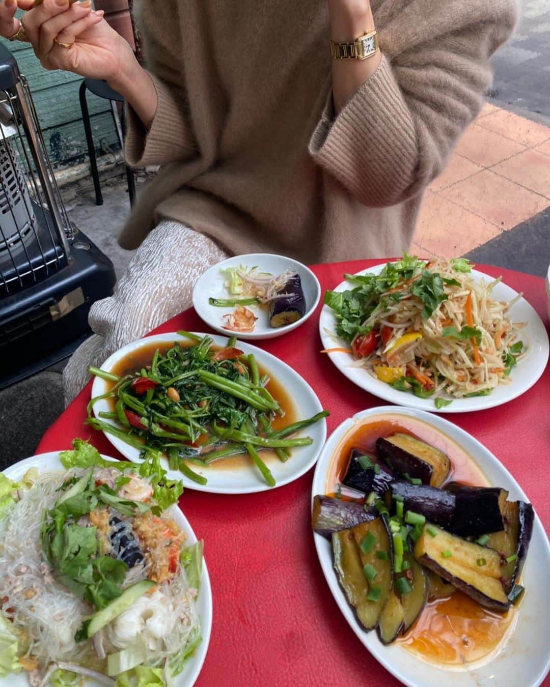 春名亜美さんのインスタグラム写真 - (春名亜美Instagram)「@mami_ishioka が絶賛していた#チャオバンブー🥢 憧れだった#チャオバンブー ついにおまみに連れてってもらいました❤️  美味しすぎてひっくり返りそうになって、お料理台無しにするとこだった😉  いや〜ほんっっっとに美味しかった！！  お腹いっぱい食べた後、めちゃくちゃお洒落なカフェに移動して、めちゃくちゃ可愛いカフェラテアートのハートのど真ん中に砂糖を突き刺したおまみ。 #そういうとこ好き   最後は私の悩み相談みたいなのにものってもらって、結果やっぱり全然時間足りなかった😄  食べるのと喋るのに必死すぎて、可愛い可愛いおまみの写真がこれしかなかった🙃  ちなみに、おまみは私のソロ写真を30枚くらい撮ってくれてたけど、あれどうするんかな」12月4日 10時14分 - amiharunaami