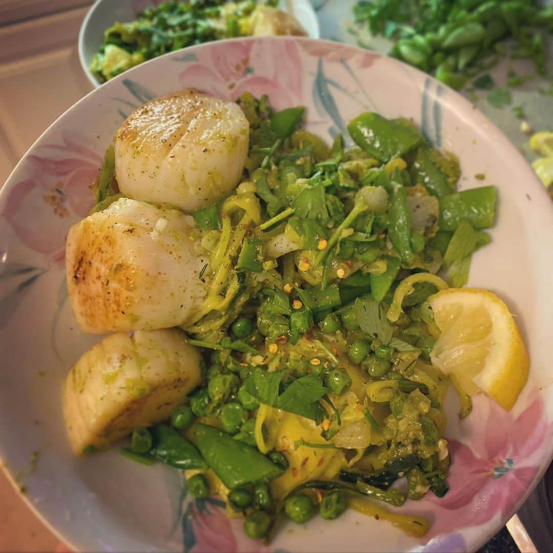 サイモンとマルティナさんのインスタグラム写真 - (サイモンとマルティナInstagram)「Atlantic scallops (ABSOLUTE UNIT) seared in butter 🧈 served on sautéed zucchini ribbons with onions and garlic,  tossed in pesto (with mint) and roughly chopped crunchy sweet peas...finished with just a sqweege of lemon~ 🍋 #zucchininoodles can be dope when properly prepared 🤤 (but I call them ribbons cause they ain’t no pasta 😂)」12月4日 10時16分 - eatyourkimchi