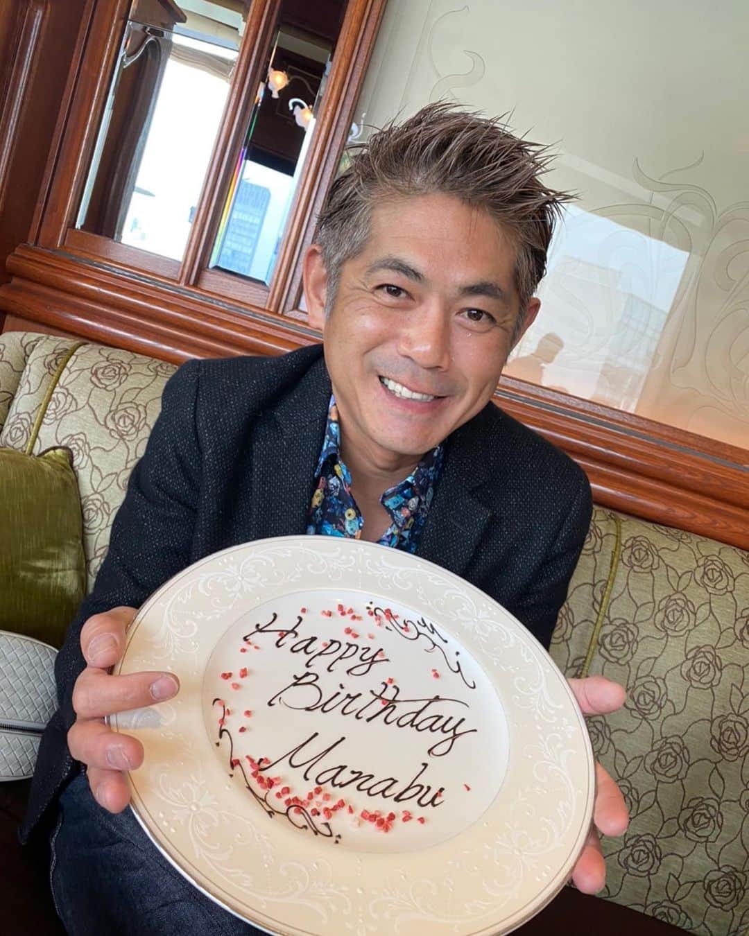 のインスタグラム：「52歳を超えた朝。  昨日の1日は 最高に楽しい事が起きた。  皆様 本当に有難う御座います。  最高に幸せ。  これからも 永遠の走り屋  頑張ります。  人生一度きり 死ぬ気で 楽しむ。  有難う。  そうだ 愛犬の ランボルギーニも 同じ誕生日で、 6歳。  #maxorido」