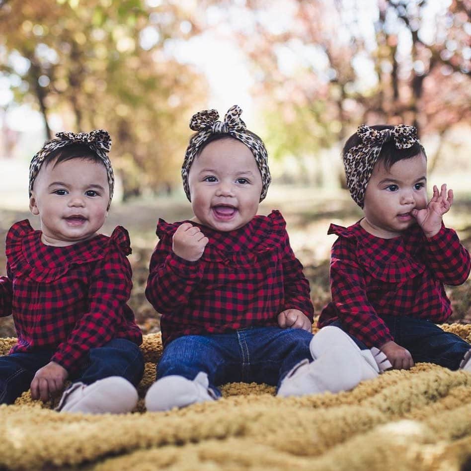 オシュコシュさんのインスタグラム写真 - (オシュコシュInstagram)「Triple the cheer! 😍🎄🎁 We want to see your holiday style, family pics, and christmas cards. Tag us @oshkoshkids for a chance to be featured. ✨ #oshkoshkids 📷: @the.rivers.triplets」12月4日 10時22分 - oshkoshkids