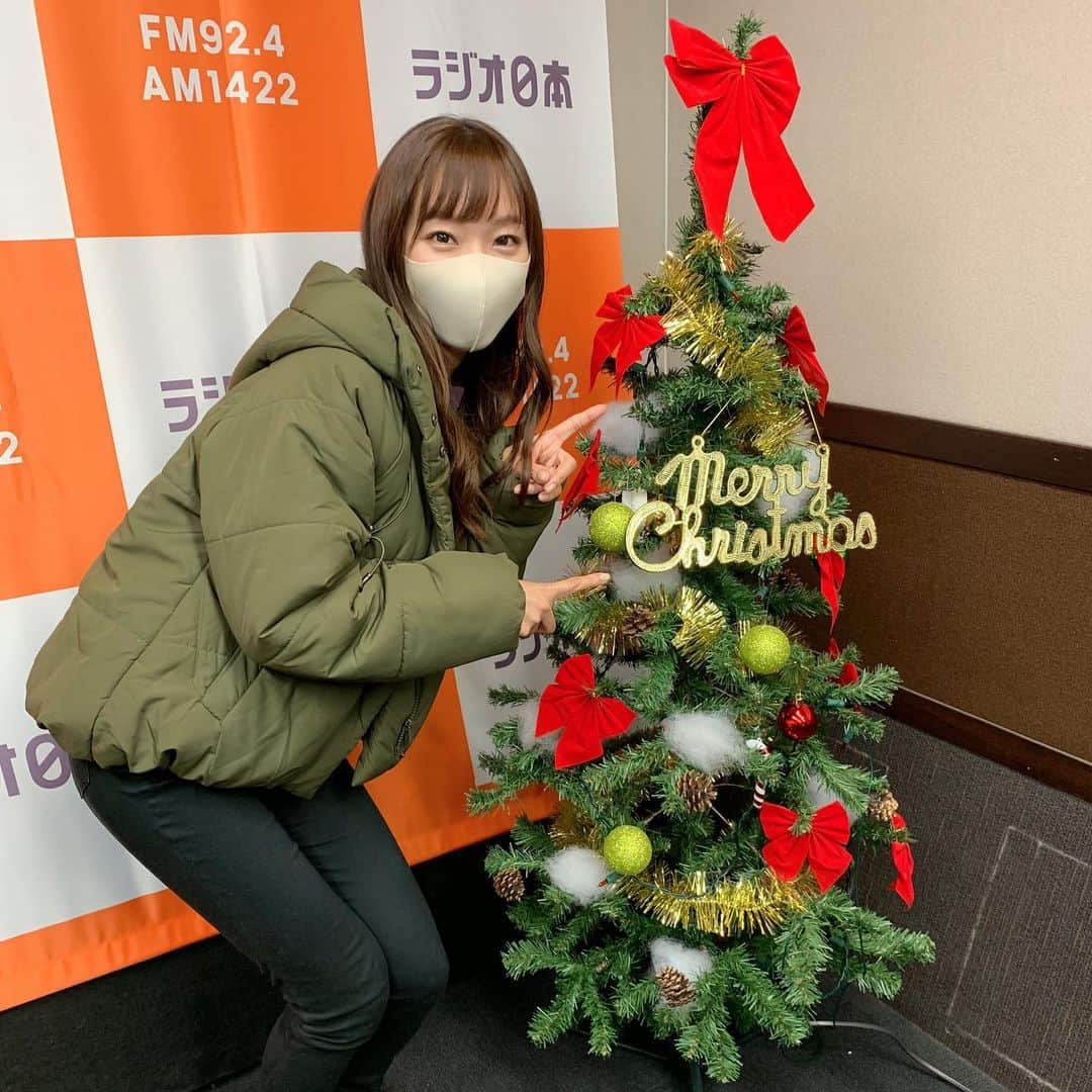 藤田舞美さんのインスタグラム写真 - (藤田舞美Instagram)「❁︎ 12月最初のラジオ日本「岩瀬惠子のスマートNEWS」でした〜🎤 今朝到着したらスタジオ内にクリスマスツリーが🎄🤩嬉しくて写真撮ってもらいました📷💕 早いもので、今年も金曜日は残り3回😳❗️ 再来週はパワーアップウィークですよっ🎶 * #ラジオ日本 #岩瀬惠子のスマートnews #スポーツニュース #アシスタント #クリスマスツリー #クリスマス #クリスマスムード #クリスマス大好き #christmastree #christmasdecorations」12月4日 10時24分 - maimifujita