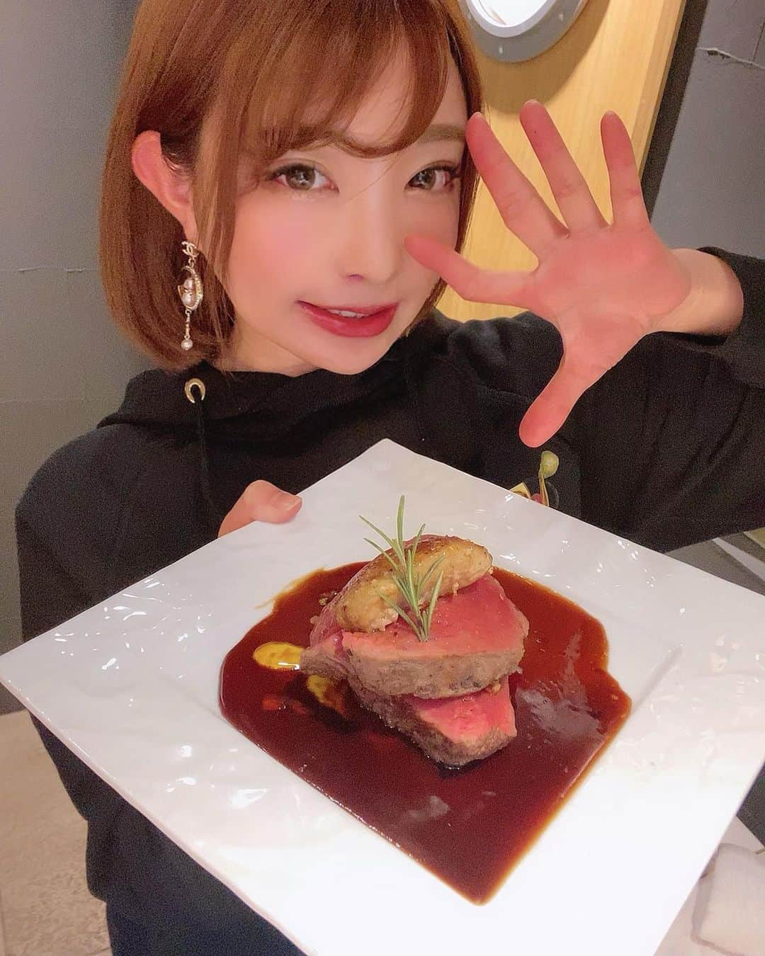 まいてぃ（粕谷まい）さんのインスタグラム写真 - (まいてぃ（粕谷まい）Instagram)「大好きなゆかっぴぃと、大好きなチェルディさんに行ってきました💕 ・ 三大珍味が一晩で味わえるクリスマス限定コースだよ🎄🎅 ・ 私のお家からは少し遠いんだけど、それでも行きたくなる理由が沢山あって。 そのひとつが私の人生で1番美味しい大根(2・5枚目)を食べられるんです✨ いままで大根はおでんにしてあげるのが大根にとって1番のしあわせだと信じてやまなかったのですが、大根界に新たな常識が生まれそうな感じなんです(？) ・ ちょっと何言ってるか分からなくなってきたのでやめます！ ・ ・ 他のお料理も本当に美味しくて、しかもワインもドリンクバーみたいに飲み放題なんです😳😳(しかも美味しいの沢山ある) ・ ・ 量も沢山出てくるので結構大食いの私でも満足させてもらえて本当にハッピーな空間です✨ 最後のチョコレートケーキは金粉が小瓶に入って提供されるので自分でかけて食べるからなんか楽しいし美味しい！🤤 ・ こんな素敵なコースが5000~6000円で食べられちゃうなんて、しあわせ過ぎるでしょ！！(Xmasコースは6000円です) ・ ・ 店内も白くて可愛くてオシャレで、ほんと大好きなお店🍷💕 ・ ・ ・ ・ ・ ・ #門前仲町 #チェルディ #cerdi #東京グルメ #グルメ #イタリアン #イタリアンバル #フレンチかなってくらい豪華 #三大珍味  #ゆかっぴぃ #デート #可愛い #kawaii #女子会 #ディナー #xmas  #クリスマスデート」12月4日 10時37分 - maity_0917