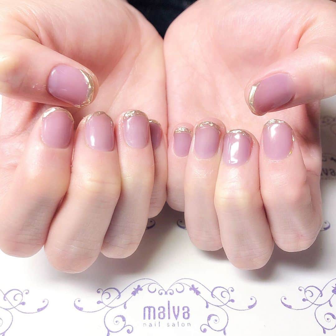 nailsalon malva（ネイルサロンマルヴァ）さんのインスタグラム写真 - (nailsalon malva（ネイルサロンマルヴァ）Instagram)「@sunwei1013  ちゃん Hand Foot  nail♡  改めて静止画でソンイちゃんネイル💅 くすみパープルのシースルーカラーが今っぽい！ 飾りフレンチとの相性も🙆‍♀️  短くても◎長くても◎  フットのナチュラルモカカラーは清潔感ある足元に見せてくれます✨  malvaは4週間のモチの保証があるので安心して可愛いネイルを長く楽しんで下さい☺️  こちらのデザインもご予約可能です◎ “いーちゃんの最新ネイル” とご予約ください♡  可愛いくすみパープルは　@no.8tokyo  ーーーーーーーーーーーーーーーー さっそく好評✨12月〜  飲む＋蒸すよもぎハーブ蒸し導入🌿  健康＋美容に働きかけるスペシャルケア 継続してぜひ体感してください✨  malvaはコロナ感染症対策サロンです◎  サロン内での取り組みもHPでご紹介してますので ご来店の際はご確認ください。  施術の際に使用する用具は感染症対策として 使い回しは一切しません🙅‍♀️  お手数ですが ネイル、まつげメニューで 初めてご利用の際は サロンキット《お客様専用の施術キット》を ご購入いただいております💡 年間で考えると月々¥500程で 安心して施術が行えます。  ご理解ご協力どうぞよろしくお願いします🙇‍♀️  ーーーーーーーーーーーーーーーー  ネイルキャンペーン一覧 @malva_nail プロフィールURL の“official web site”から見れます◎  ♥ ♥ ♥ ♥ ♥ ♥ ♥ ♥ ♥ ♥ ♥ ♥ ♥⠀﻿ ﻿ 𝐧𝐚𝐢𝐥𝐬𝐚𝐥𝐨𝐧 𝐦𝐚𝐥𝐯𝐚⠀﻿ 明治神宮前駅/原宿駅　徒歩3分﻿ ⠀﻿ ⠀﻿ ご予約・お問い合わせ⠀﻿ LINEでどうぞ《@malvaで検索🔍》  malvaネイル学びたい方はこちら💁‍♀️ 自宅で学べるオンラインアートセミナー💅 @embc_japan ﻿  #malva #nailsalonmalva #ネイル #nail #ネイルア #naildesign #nailstagram #beautysalonmalva #フットネイル #ジェルネイル #ネイルスクール #原宿ネイル #ネイルサロン #ネイルチップ#渋谷ネイル #malvaネイル #アートセミナー #お洒落さんとと繋がりたい #美甲 #ベージュ #マグネットネイル #네일#젤네일#甲油#指甲#シースルーカラー #ミラーネイル #モカカラー #ベージュネイル #くすみカラー」12月4日 10時31分 - malva_nail