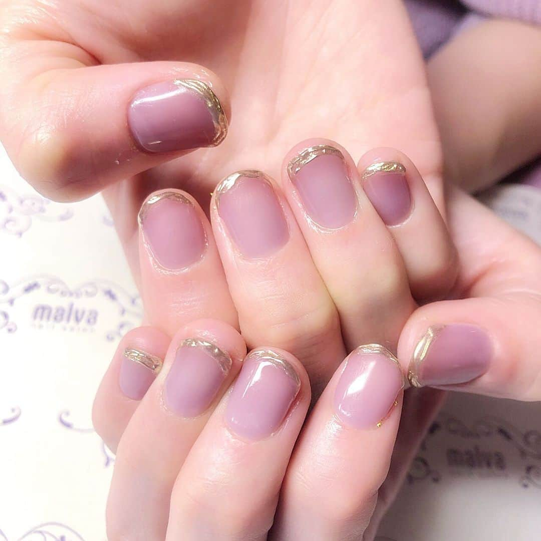 nailsalon malva（ネイルサロンマルヴァ）さんのインスタグラム写真 - (nailsalon malva（ネイルサロンマルヴァ）Instagram)「@sunwei1013  ちゃん Hand Foot  nail♡  改めて静止画でソンイちゃんネイル💅 くすみパープルのシースルーカラーが今っぽい！ 飾りフレンチとの相性も🙆‍♀️  短くても◎長くても◎  フットのナチュラルモカカラーは清潔感ある足元に見せてくれます✨  malvaは4週間のモチの保証があるので安心して可愛いネイルを長く楽しんで下さい☺️  こちらのデザインもご予約可能です◎ “いーちゃんの最新ネイル” とご予約ください♡  可愛いくすみパープルは　@no.8tokyo  ーーーーーーーーーーーーーーーー さっそく好評✨12月〜  飲む＋蒸すよもぎハーブ蒸し導入🌿  健康＋美容に働きかけるスペシャルケア 継続してぜひ体感してください✨  malvaはコロナ感染症対策サロンです◎  サロン内での取り組みもHPでご紹介してますので ご来店の際はご確認ください。  施術の際に使用する用具は感染症対策として 使い回しは一切しません🙅‍♀️  お手数ですが ネイル、まつげメニューで 初めてご利用の際は サロンキット《お客様専用の施術キット》を ご購入いただいております💡 年間で考えると月々¥500程で 安心して施術が行えます。  ご理解ご協力どうぞよろしくお願いします🙇‍♀️  ーーーーーーーーーーーーーーーー  ネイルキャンペーン一覧 @malva_nail プロフィールURL の“official web site”から見れます◎  ♥ ♥ ♥ ♥ ♥ ♥ ♥ ♥ ♥ ♥ ♥ ♥ ♥⠀﻿ ﻿ 𝐧𝐚𝐢𝐥𝐬𝐚𝐥𝐨𝐧 𝐦𝐚𝐥𝐯𝐚⠀﻿ 明治神宮前駅/原宿駅　徒歩3分﻿ ⠀﻿ ⠀﻿ ご予約・お問い合わせ⠀﻿ LINEでどうぞ《@malvaで検索🔍》  malvaネイル学びたい方はこちら💁‍♀️ 自宅で学べるオンラインアートセミナー💅 @embc_japan ﻿  #malva #nailsalonmalva #ネイル #nail #ネイルア #naildesign #nailstagram #beautysalonmalva #フットネイル #ジェルネイル #ネイルスクール #原宿ネイル #ネイルサロン #ネイルチップ#渋谷ネイル #malvaネイル #アートセミナー #お洒落さんとと繋がりたい #美甲 #ベージュ #マグネットネイル #네일#젤네일#甲油#指甲#シースルーカラー #ミラーネイル #モカカラー #ベージュネイル #くすみカラー」12月4日 10時31分 - malva_nail