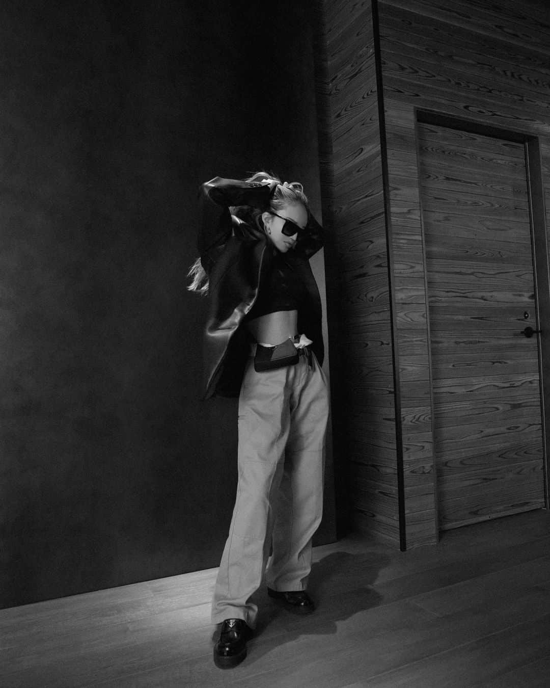 MARISのインスタグラム：「That’s how I wear a belt 🤎🤎🤎 よくサイズ合いますか？ていう質問をもらうんだけどベルトの付け方2枚目に載せたから見てみてね❤️可愛いし使えるよ✌️  1枚目は上からpradaのミニbagもウエストに巻いてる🤎 #prada #chinopants #newlook #mylook #fashion #ootd #tokyo #japan #style #styling #louisvuitton #zara #cordinate #コーデ #東京」
