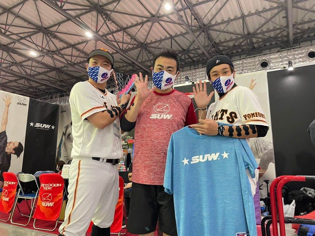 あれ慎之助のインスタグラム：「SUWさんとスポルテックなう コブラクションテープで打率4割も夢じゃない‼️ #suw #コブラクションテープ #スゥーさん #スポルテック」