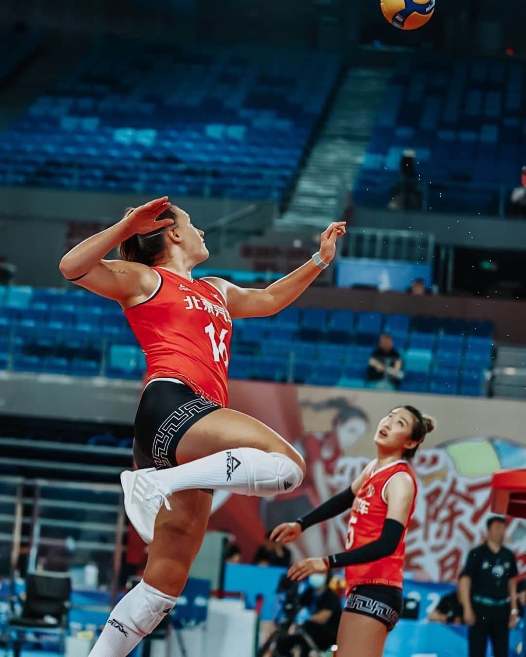 テトリ・ディクソンのインスタグラム：「It’s been a MINUTE since I’ve posted anything volley related but I’m happy to finally be playing again. Also happy to be with my gals 💕3rd season with Beijing. . Side note: If you zoom in close enough you’ll see the sweat flying off my arms. My poor setter 🙃 . Another side note: I’m taking over @usavwnt account today so go check it out」