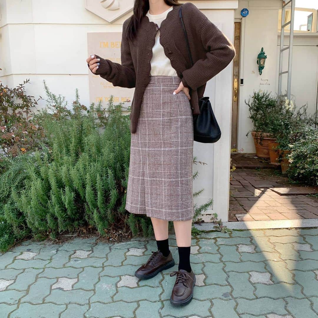 HOTPING公式アカウントさんのインスタグラム写真 - (HOTPING公式アカウントInstagram)「フロント部分のスリットでユニークなポイントをプラスしたスカート🥨 グレンチェックパターンがこれからの季節にぴったり💕裏地付きで保温性までバツグンです😆 -  #スカート #チェック #スリット #🥨」12月4日 10時43分 - hotping_japan