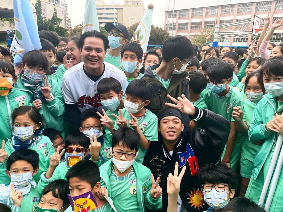 福田賢二のインスタグラム：「今天回來母校參加校慶  回想起小時候因為牙齒很白所以是東興國小的健康寶寶還代表學校去比賽  還有因為很會掃地所以當了衛生股長 以及我爸買了一雙Nike跑步鞋給我 所以參加了田徑社團  跟因為記憶力很好 唐詩三百首倒背如流 所以成為了 唐詩小老師 種種的頭銜 都值得跟我的後代子孫們炫耀 謝謝東興  #白色球衣的同學也太早熟」