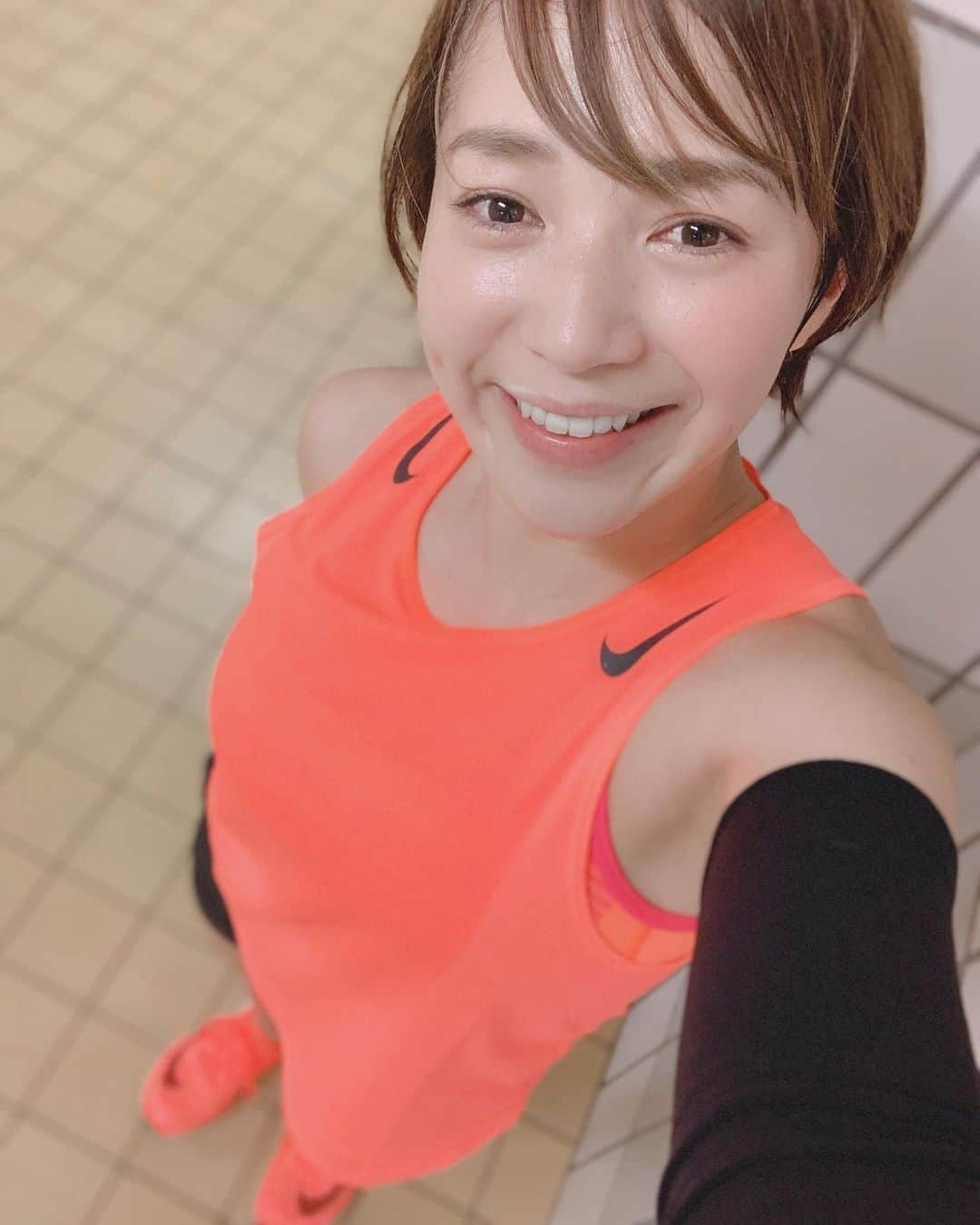 鈴木莉紗さんのインスタグラム写真 - (鈴木莉紗Instagram)「1km×10本(設定は3分45〜50秒。レストは70秒)のインターバルをやりました🏃‍♀️💨 ・ 当初は5本の予定でした。 しかし❗️お客様との会話で大阪国際女子マラソンまで追い込めるのはあと1ヶ月ということが判明←おい 足作りのため急遽10本に。 前回3分40秒のインターバルが5本できなかったので 今回は完遂できるかハラハラでしたが、余裕を持って終えられました✌️ ここまで走力が戻って本当に嬉しい😍←シューズの恩恵受けまくり ・ 時計の操作ミスでラップがよく分かんないことになっちゃったので 備忘録として手打ち入力したものを乗せておきます✍️ ・ 練習後は#garminpay でお水を買ってプロテインをゴクゴク🥛 @garminjp  @muscletech_japan  昨日食べそびれたふかし芋、美味しかったぁ🤤🍠 #garmin #foreathlete745 #ランニングウォッチ  #マッスルテックアンバサダー #マッスルテックジャパン  #加圧トレーニングジムdeux #加圧トレーニング  #ランニング #running #マラソン練習 #マラソントレーニング #インターバルトレーニング #インターバル走 #サブスリー #産後6ヶ月 #産後ラン #産後トレーニング #ランニングママ #ママランナー」12月4日 11時04分 - suzuki__lisa