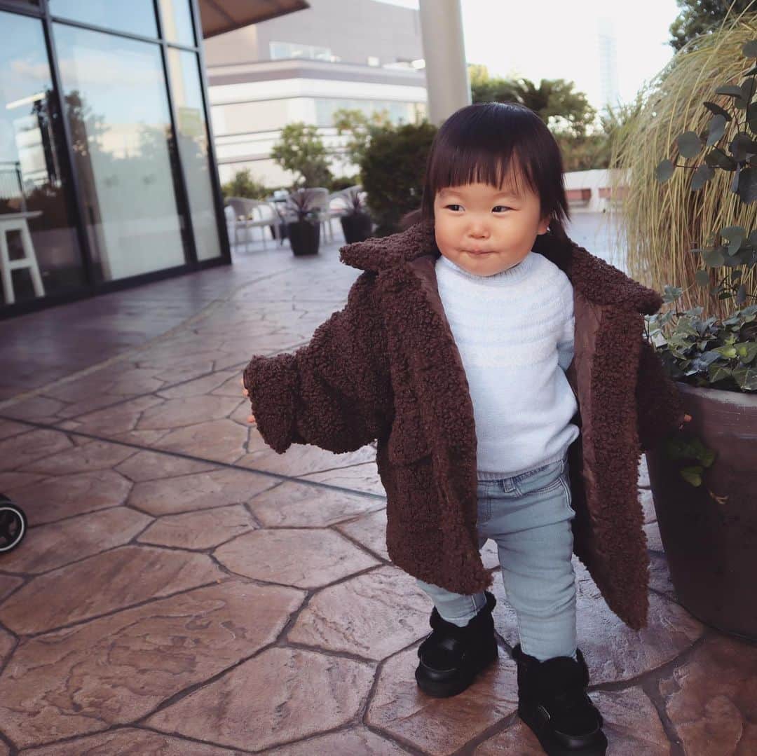 DJ YURiAのインスタグラム：「☺️☺️☺️﻿ ﻿ ﻿ メッセージやブログのコメントで﻿ ご質問いただいたのでご紹介♡﻿ ﻿ coat @aalieclothes ﻿ tops @nextofficial  pants @gapkids  boots @aalieclothes  です🙆🏻‍♀️﻿ ﻿ 特にブーツは私も可愛くて大好き﻿ なのですが、何より本人が凄く凄く﻿ 気に入っています😆﻿ 他の色も可愛いー😍﻿ ﻿ 届いた日は両手にはめて歩き回ったり﻿ 玄関に置いたままにしておくと、﻿ 足を入れて履かせてアピールをして﻿ きます🙈﻿ ﻿ アウターも自分から腕を入れてきます😳﻿ ﻿ こんなに小さくても好きなものは﻿ ちゃんとあるんだなぁ🥰﻿ ﻿ ﻿ その他今好きなものは﻿ パンダとアンパンマンです🔴﻿ ﻿ ﻿ ﻿ ﻿ #ootd﻿ #mylittlegirl﻿ #19monthsold﻿ #disneylandtokyo﻿ #生後19ヶ月﻿ #1歳7ヶ月﻿ #べいびーすぅ﻿ #こどものいる生活﻿ #ママリ﻿ #キッズコーデ﻿ #新米ママ﻿」