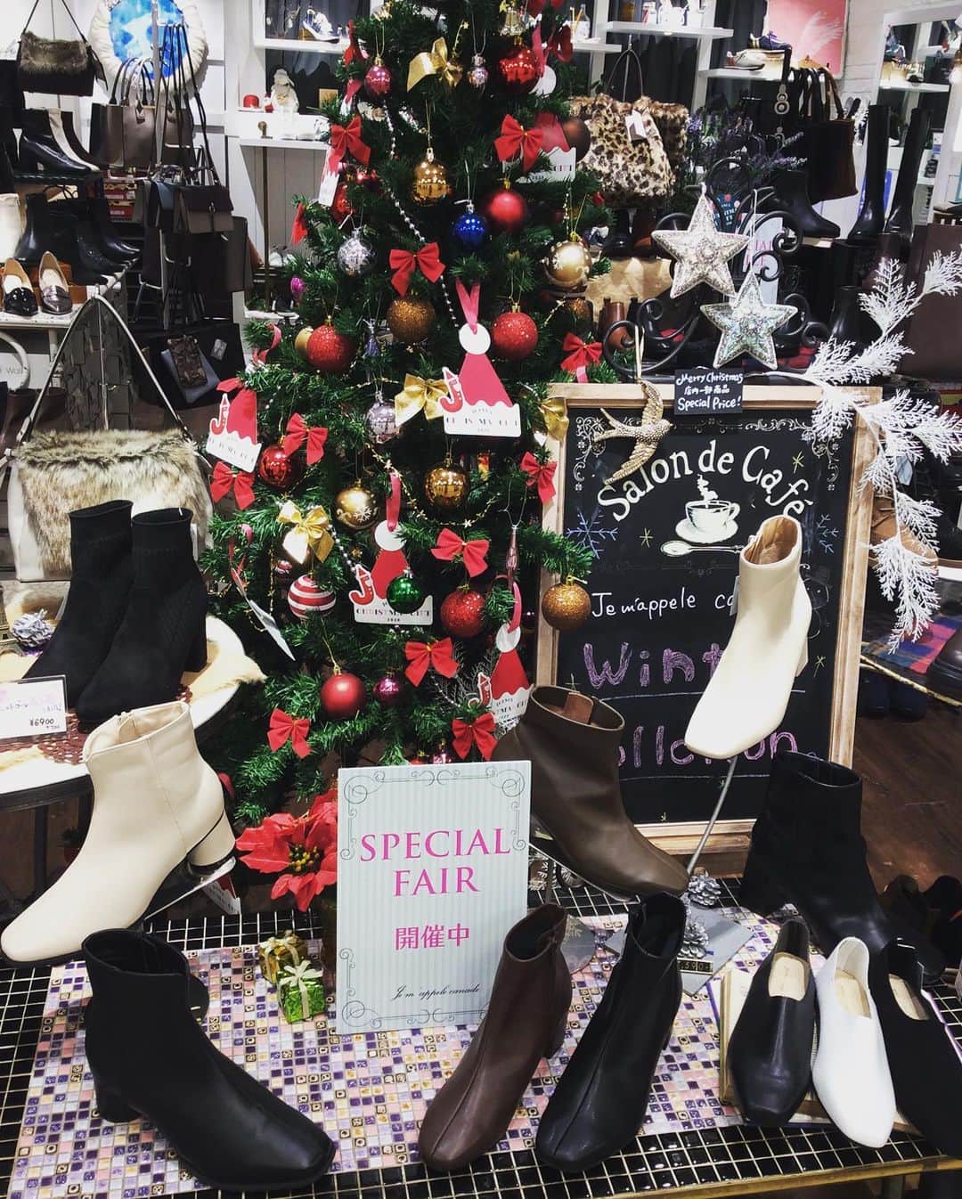 ジュマペル・カナデのインスタグラム：「Bonjour 👯🎅🎄 寒さも本格的になってきましたね❄️ お店では現在、一足早くお値下げスタートしております🎉！！ 今季大人気のブーツが20%OFF✨！ パンプスも¥3,900+tax〜と大変お買い得となっています👠 サイズの揃っているうちに是非ご来店お待ちしております🧡🧡 . #jemappelecanade#ジュマペルカナデ #横浜#joinus横浜 #ジョイナス  #ブーツ#パンプス#一足先に#お買い得  #クリスマスギフトにも🎁」