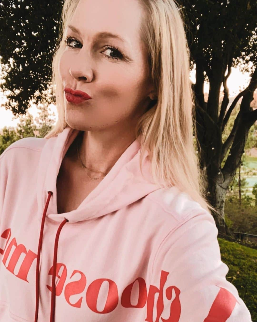 ジェニー・ガースさんのインスタグラム写真 - (ジェニー・ガースInstagram)「Ask and you shall receive! 😘 People have been asking me where I got my "I CHOOSE ME”  hoodie... well good news! I've teamed up with my friends at @stylecon.shop to make this Kelly Taylor inspired line of clothing so now you can have one too 🤩  The link is in my bio, so go ❤️CHOOSE YOURSELF❤️ one today!  #kelly #kellytaylor #beverlyhills90210  #bh90210 #90210 #hoodie #choices #ichooseme」12月4日 10時57分 - jenniegarth