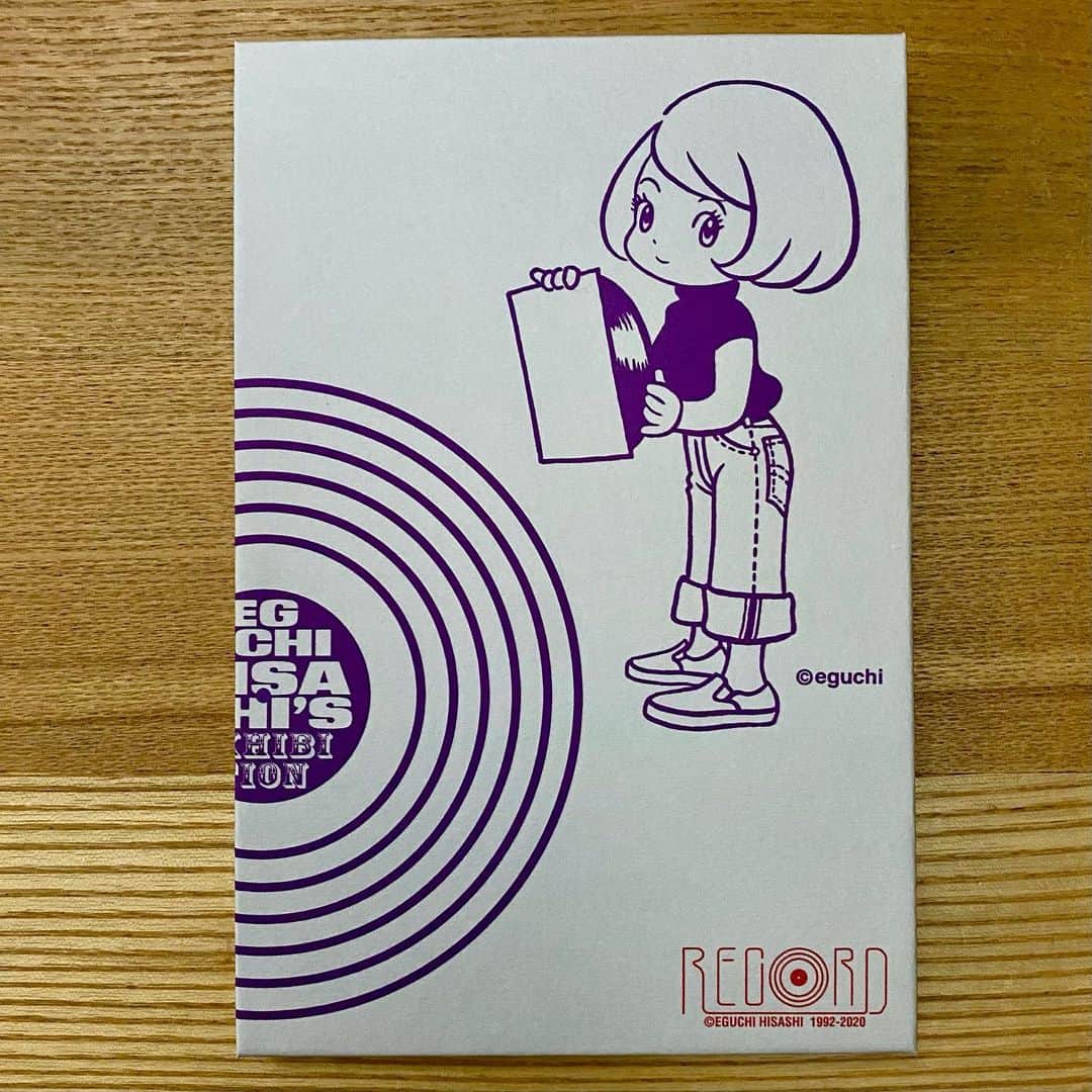 江口寿史のインスタグラム：「北九州漫画ミュージアムで開催中の『RECORD展』。明日土曜日とあさって日曜日はサイン会です。久々の対面サイン会、皆さんに会えるのを楽しみにしてますよ！ さて、会場で販売しているオリジナルグッズの紹介をしましょうか。 まずは「RECORDちゃん御朱印帳」！そもそもは神社やお寺を参拝すると頂ける御朱印を押してもらうための御朱印帳。最近若い女性の方々の間でちょっとしたブームのようですね。 表紙と裏表紙(どちらが表でもいいんです。好みで)の間のページは蛇腹状になって繋がっています。御朱印を集めるのももちろんいいですが、サイン帳にしたりスケッチブックにもいいかもですね。使い方はご自由に。 図柄はRECORDちゃんが２種類。 「おっさんにはちょっと可愛過ぎるな」という男性の方にはみなさん大好きなギター女子の図柄もありますよ！」
