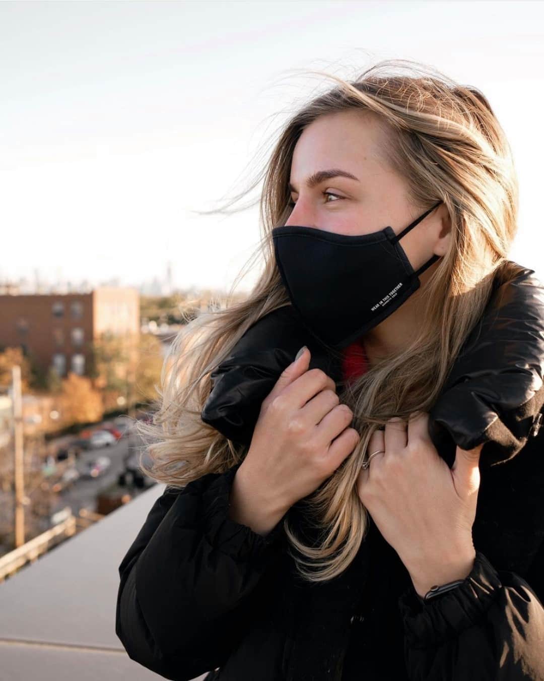 ケネスコールのインスタグラム：「The Perfect Mask doesn’t just protect you from dangerous microbes...@olia_chicago also enjoys the temperature control technology on a typical day in The Windy City. #StaySafe #WearAFuckingMask #ProtectEachOther  When you shop at KennethCole.com, we’ll donate to The New York Public Library in support of The Harry Belafonte Black Liberation Speaker Series. Info link in bio.」