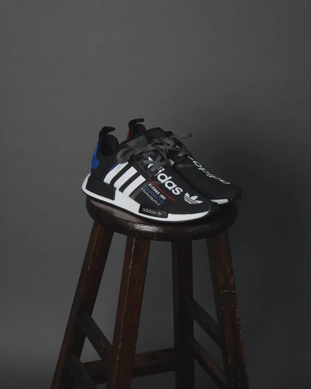 アトモスさんのインスタグラム写真 - (アトモスInstagram)「. 12月5日(土)よりadidas Originals「 NMD R1 TRICOLOR V2 atmos 」を発売します。 EQT SUPPORT ADV、AM4 108、YUNG-1に次ぐ、adidasとatmosのトリコロールコラボレーションの第4弾はNMD R1。前回ファーストカラーが即完売し、今回アップデートされ登場。 1980年代のトレンドアイコンとなった高機能シューズをモダンにしたNMDは、新たなアーカイブになりそうな気配。そんな名作のatmos別注は、ハイプなスニーカーフリークの心を鷲掴みにする。atmosらしさが光るトリコロールカラーをアッパーの文字に配し、左右アシンメトリーのヒールケージを合わせ、atmosの発祥でもある原宿、神宮前交差点の緯度経度を表記し東京から世界へスニーカーカルチャーを発信するatmosのコンセプトを表現、アッパー全体にリフレクター素材を採用することで新しい一面も。NMD R1では定番となりつつあるアッパーのレタリングは本モデルでも健在です。  本商品は2020年12月5日(土)より、atmos各店、atmos-tokyo.comにて発売いたします。 . Adidas Originals "NMD R1 TRICOLOR V2 atmos" will be on sale from Saturday, December 5th. Following EQT SUPPORT ADV, AM4 108, and YUNG-1, the fourth tricolor collaboration between adidas and atmos is NMD R1. The first color was sold out immediately last time, and this time it has been updated.NMD, which is a modernization of high-performance shoes that became a trend icon in the 1980s, seems to be a new archive. Such a masterpiece atmos bespoke grabs the heart of a hype sneaker freak. The tricolor color that shines like atmos is placed on the upper letters, the heel cages of left and right asymmetry are matched, the latitude and longitude of Harajuku and Jingumae intersection, which is also the origin of atmos, is indicated, and the concept of atmos that transmits sneaker culture from Tokyo to the world A new side is also created by adopting a reflector material for the expression and the entire upper. The upper lettering, which is becoming a standard in NMD R1, is still alive in this model. This product will be on sale at atmos stores and atmos-tokyo.com from Saturday, December 5, 2020,  .  #atmos #adidasoriginals #nmdr1 #アトモス」12月4日 11時12分 - atmos_japan