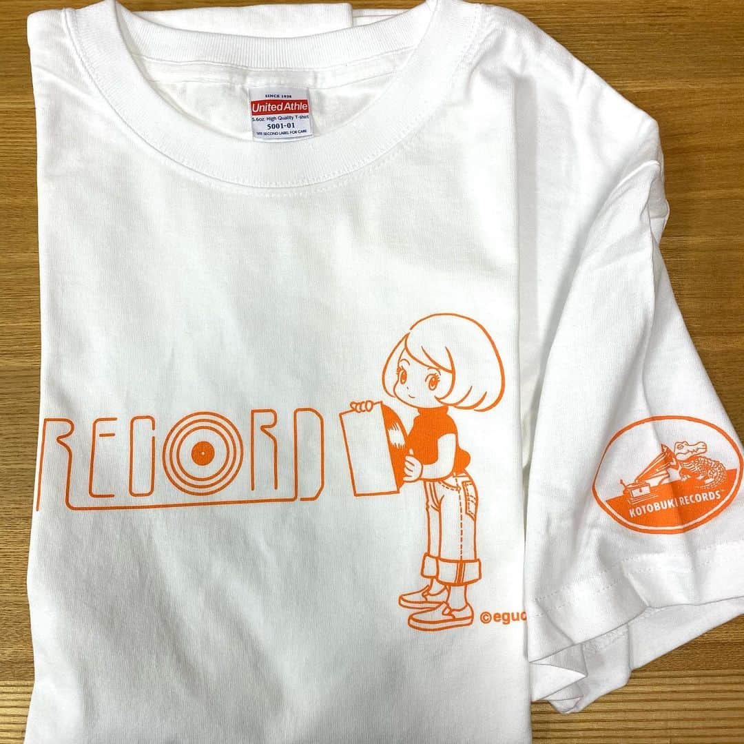 江口寿史のインスタグラム：「次はオリジナルＴシャツです。 白にオレンジと白に水色が半袖。 白に黒、ネイビーに水色が長袖。 ともに左袖にはKOTOBUKI RECORDSの例のロゴ入り。サイズはM、L、XLです。 「おっさんにはちょっと可愛過ぎるな」という中高年男子の皆さんには、黒に水色でRECORDロゴだけのシブいタイプも用意しましたのでゼヒコレ！あ、こちらには袖にワニマークははいりませんよ。半袖のみ。あくまでシンプルに！」