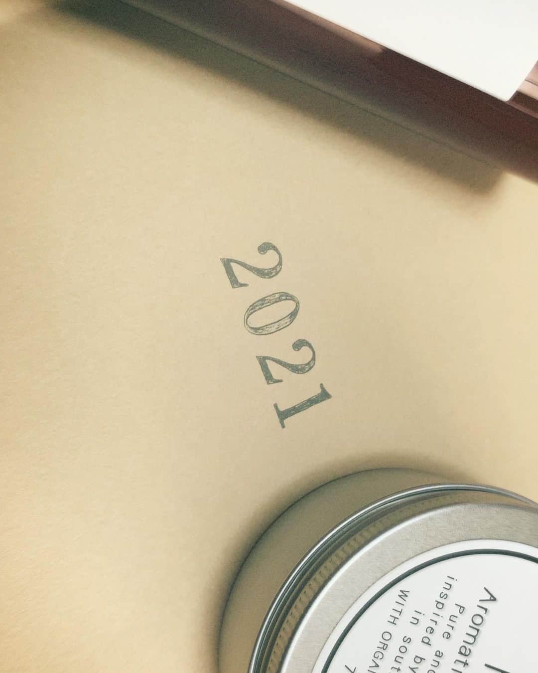 秋山ゆずきのインスタグラム：「. . お買い物したらおまけで ついてきたスケジュール帳‪‪☺︎‬ いつも携帯に入ってるカレンダーに スケジュール入力してるけど 久しぶりに手帳 つかってみようかな！  使うかな？いつまで続くかな🤔  #スケジュール帳 #おまけ」