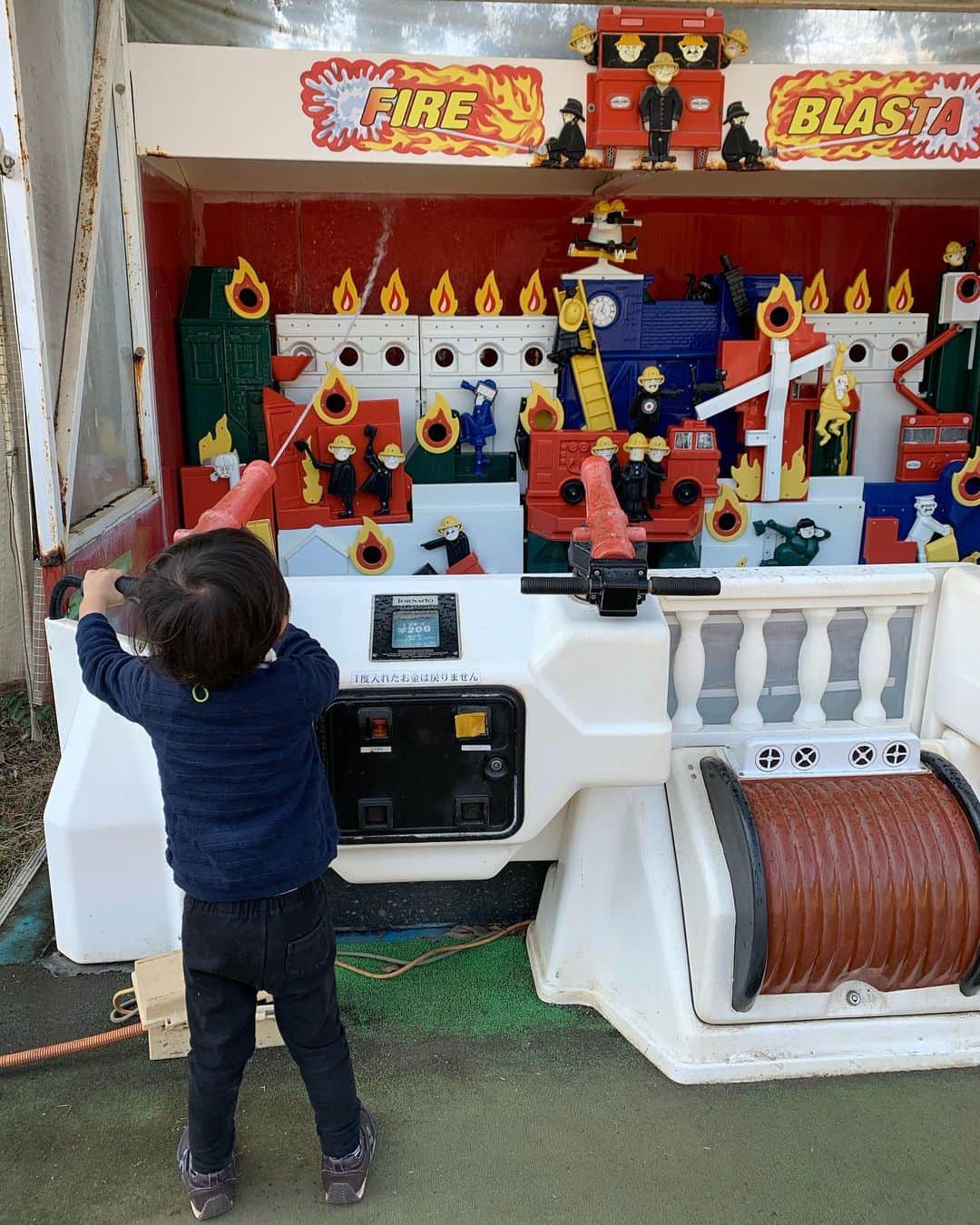 花田浩菜さんのインスタグラム写真 - (花田浩菜Instagram)「#羽村市動物公園 には広ーい広場にはSLの展示もあったり、懐かしいレトロなゲームもあったり、ちっちゃいトーマスも走っていたり、、子供が喜ぶミニ遊園地のようなコーナーも😊 消防車好きな我が子は消防車のゲームを一生懸命やっていました。🚒 楽しそうで何より✨こういうレトロな遊具達って小さい子には本当楽しいよね😊💕暖かい気持ちになりました🙆‍♀️ この半年くらい、決めポーズはずっとウインク×裏ピースの3歳児。😂 . . ※羽村市動物公園は原則マスク着用です。撮影時のみ外しております。 @tamahatsu_official  #多摩の魅力発信プロジェクト#たま発 #tamahatsu #PR #子供とお出かけ #子連れでお出かけ #家族でお出かけ #暮らしを楽しむ #公園遊び #紅葉 #外遊び #ピクニック #3歳 #生後11ヶ月 #赤ちゃんのいる生活 #2歳差兄妹 #2歳差育児 #2児ママ #japan #happy #happydays」12月4日 11時10分 - hanadahirona