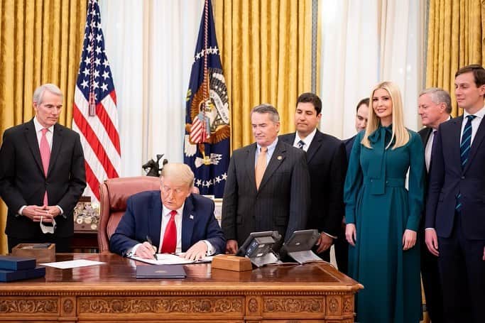 イヴァンカ・トランプのインスタグラム：「Today, President Trump took sweeping action to modernize our federal government and make it more innovative, responsive and effective for the American people by signing The Technology Modernization Centers of Excellence Program Act into law.   Working together, the bipartisan efforts of @SenRobPortman @CongressmanHice @RoKhanna @markmeadows provides the institutional capacity to leverage tech for a more efficient and accountable government!」