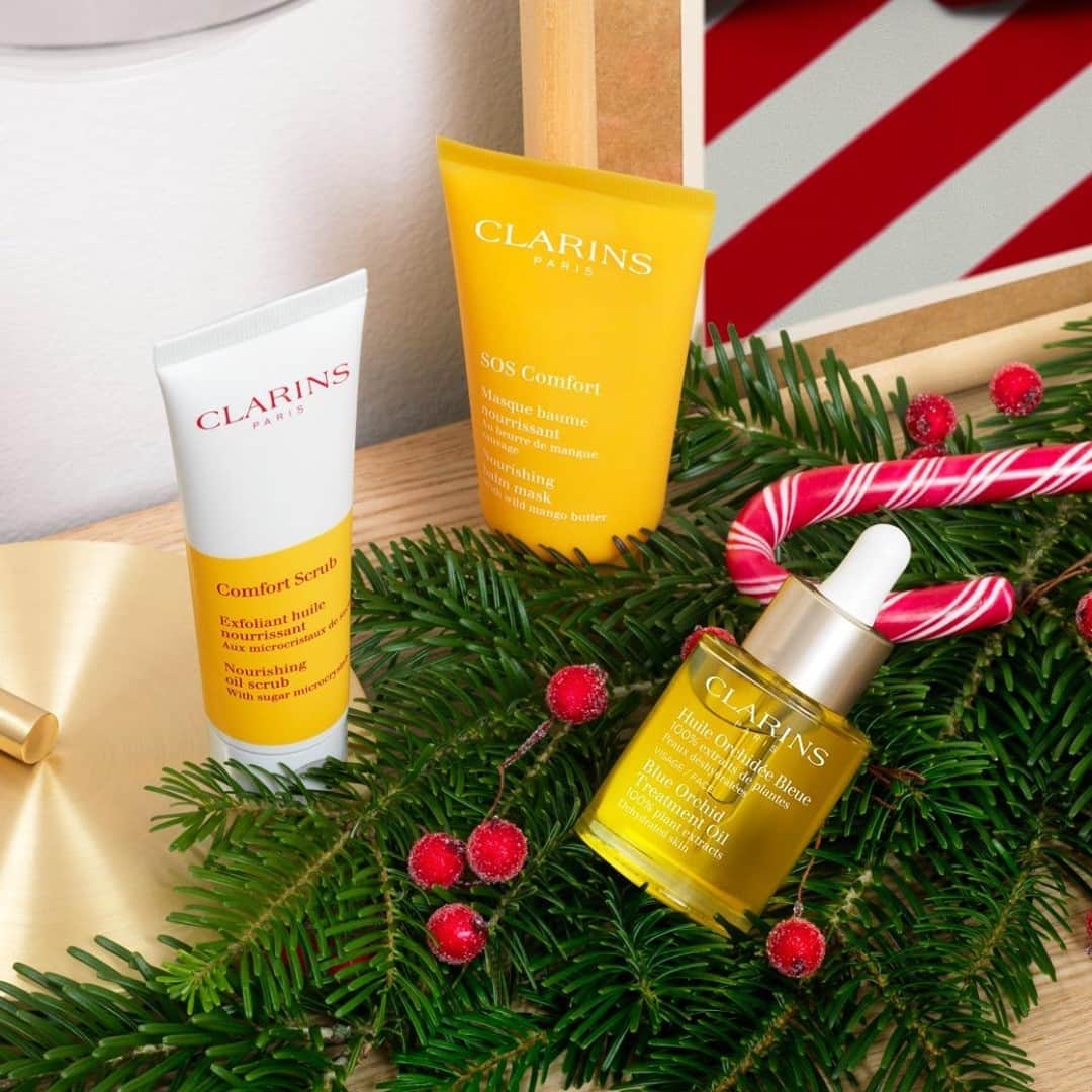 Clarins Canadaのインスタグラム：「Now is the perfect time to care of YOURSELF.👉 Add the Comfort Scrub & Mask, and Blue Orchid Oil to your beauty routine for comfortable, radiant, beautifully soft skin. Double tap if you’re ready to relax!😍⁣ __________⁣ En cette période effrénée du temps des fêtes, il est important de prendre soin de SOI.👉 Ajoutez le Masque & l'Exfoliant Comfort ainsi que l'Huile Orchidée Bleue à votre routine beauté pour une peau réconfortée, éclatante et merveilleusement douce. Tappez deux fois si vous êtes prête à relaxer ! 😍⁣ .⁣ .⁣ .⁣ #Clarins #ChristmasWithClarins #SweetHoliday #ClarinsHoliday #PlayfulChristmas #Skincare」