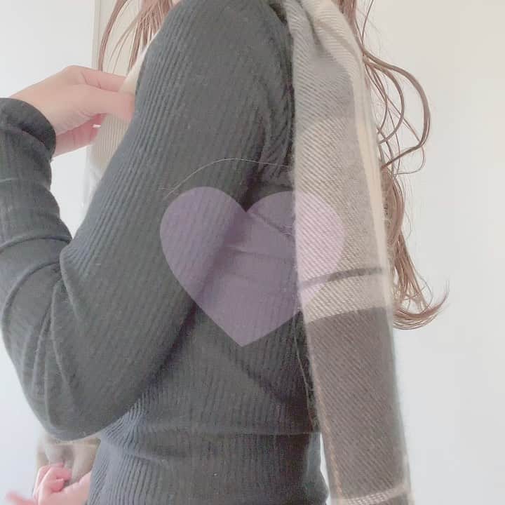 ryuu79hinaのインスタグラム：「#マフラー巻き方 Part②🧣 ・ ・ ♡2周巻き♡ さら〜に簡単でシンプル 大人スタイルに似合いそう。 前にボリューム感あるのが苦手の人にもおすすめだよ！ ・ ・ よかったら、是非参考にしてみてね🐻‍❄️🤍 ・ ・ ━━━━━━━━━━━━━━━ #マフラー#ストール#ストール巻き方#動画#マフラー女子#ロカリ#mineby3mootd#記録#ママコーデ#シンプル#カジュアル#プチプラ#巻き方動画#大人シンプル#大人スタイル#大人カジュアル#좋아요#좋아요환영#인스타그램#일상#일상스타그램#데일리그램#instagood」