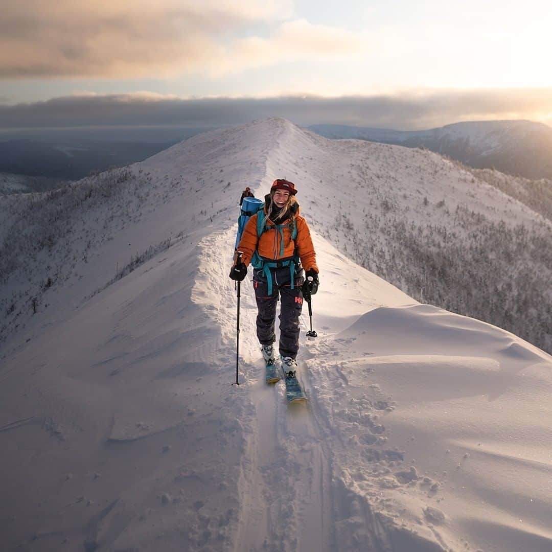 のインスタグラム：「Craving a winter escape, but not sure which Canadian mountain to conquer? ⛷️ Get your mitts on a Ski Flight Pass to lock in your access now and decide when and where to hit the slopes later. Good for travel until April 20, 2022. Click link in bio to learn more.  📸: @maxentius_de_lavoye . . Vous rêvez d’une escapade hivernale, mais vous ne savez pas quelle montagne canadienne conquérir? ⛷️ Procurez-vous une Passe de vols Ski pour vous assurer tout de suite de concrétiser ce projet et choisissez plus tard l’endroit et le moment où vous irez dévaler des pentes. Valide pour les voyages effectués d’ici le 20 avril 2022. Cliquez sur le lien en bio pour en savoir plus.  📸: @maxentius_de_lavoye」